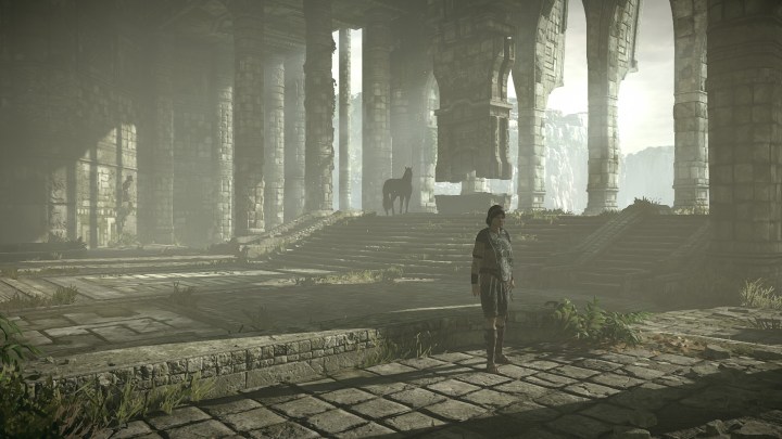 بطل Shadow of the Colossus يقف في المعبد.