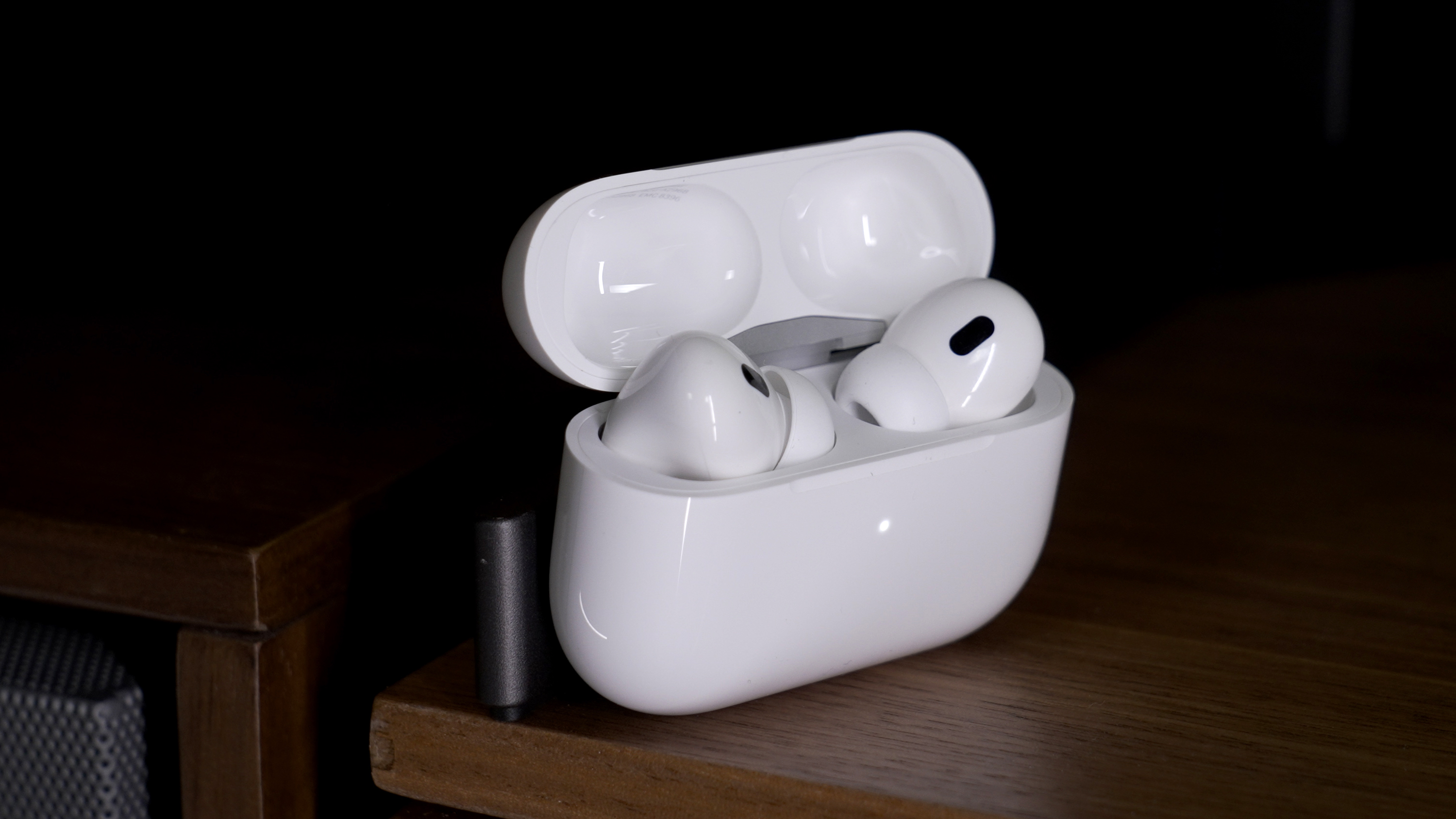 سماعات Apple AirPods Pro 2 مزودة بمنفذ USB-C وMagSafe في علبتها.