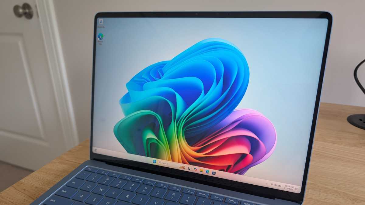 الكمبيوتر المحمول Microsoft Surface يعرض خلفية Copilot العارية