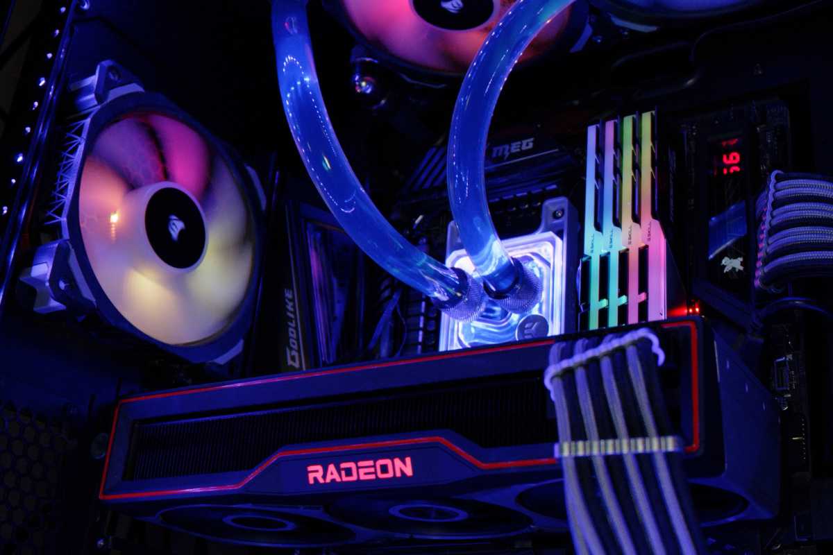 تبريد المياه GPU AMD Radeon داخل جهاز الكمبيوتر