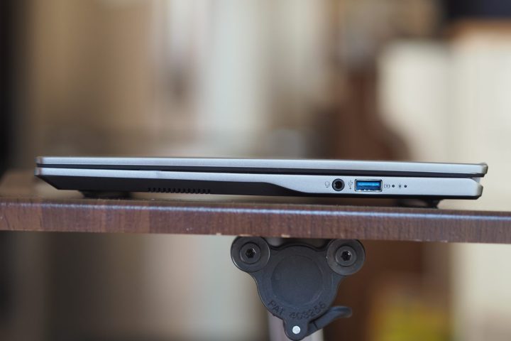 عرض الجانب الأيمن لجهاز Acer Swift Go 14 AI يُظهر المنافذ.