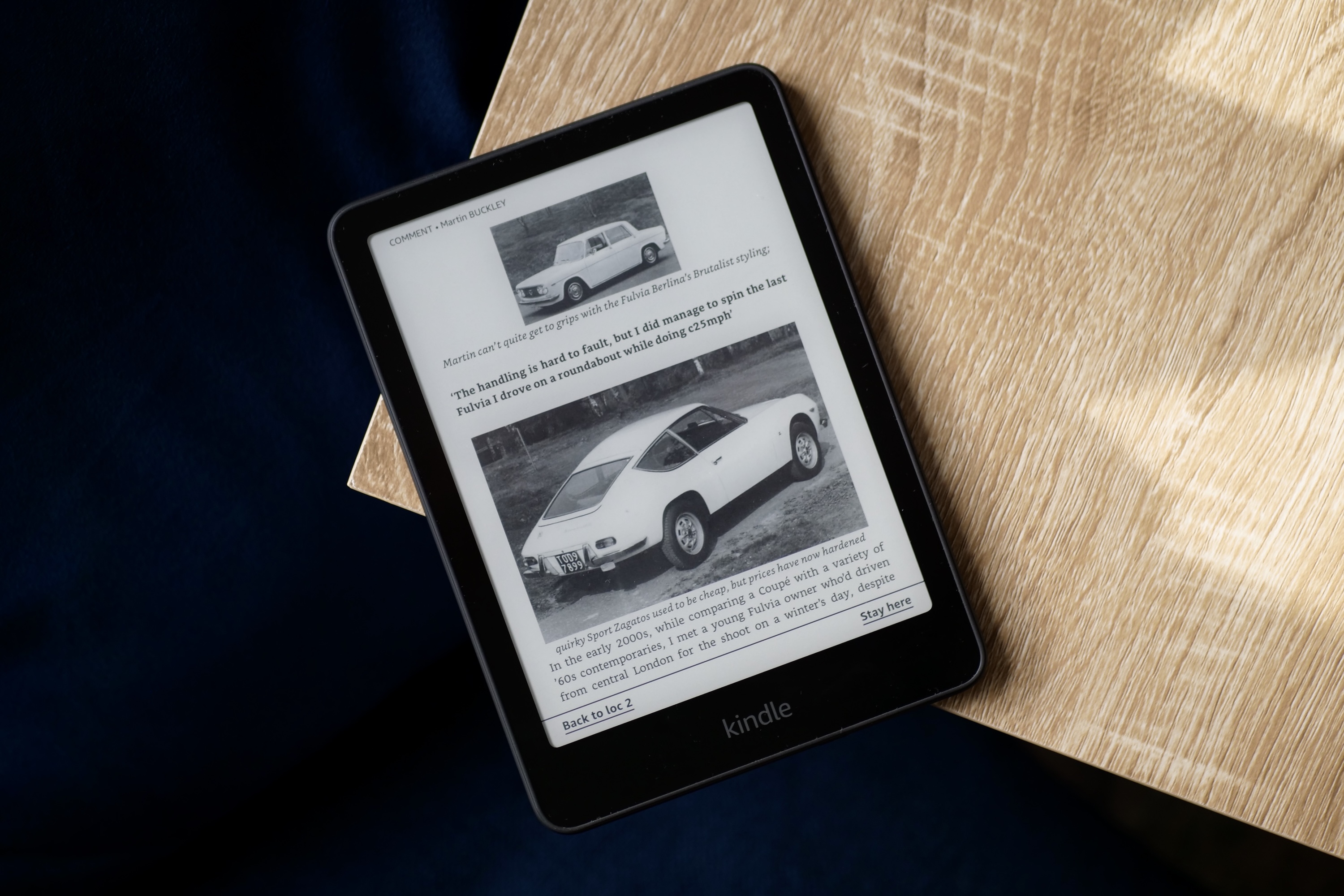 جهاز Amazon Kindle Paperwhite 2024 يعرض صفحة مجلة.