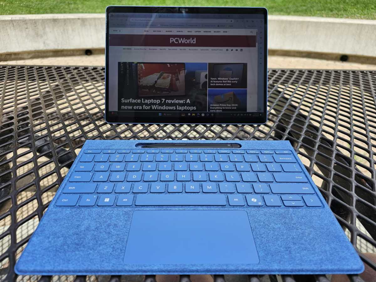 Surface Pro 2024 الإصدار الحادي عشر الأساسي مع لوحة المفاتيح