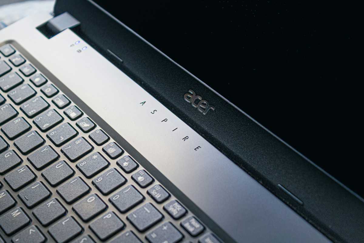 شعار شركة Acer Aspire والعلامة التجارية في إضاءة مثيرة على مفصل الكمبيوتر المحمول