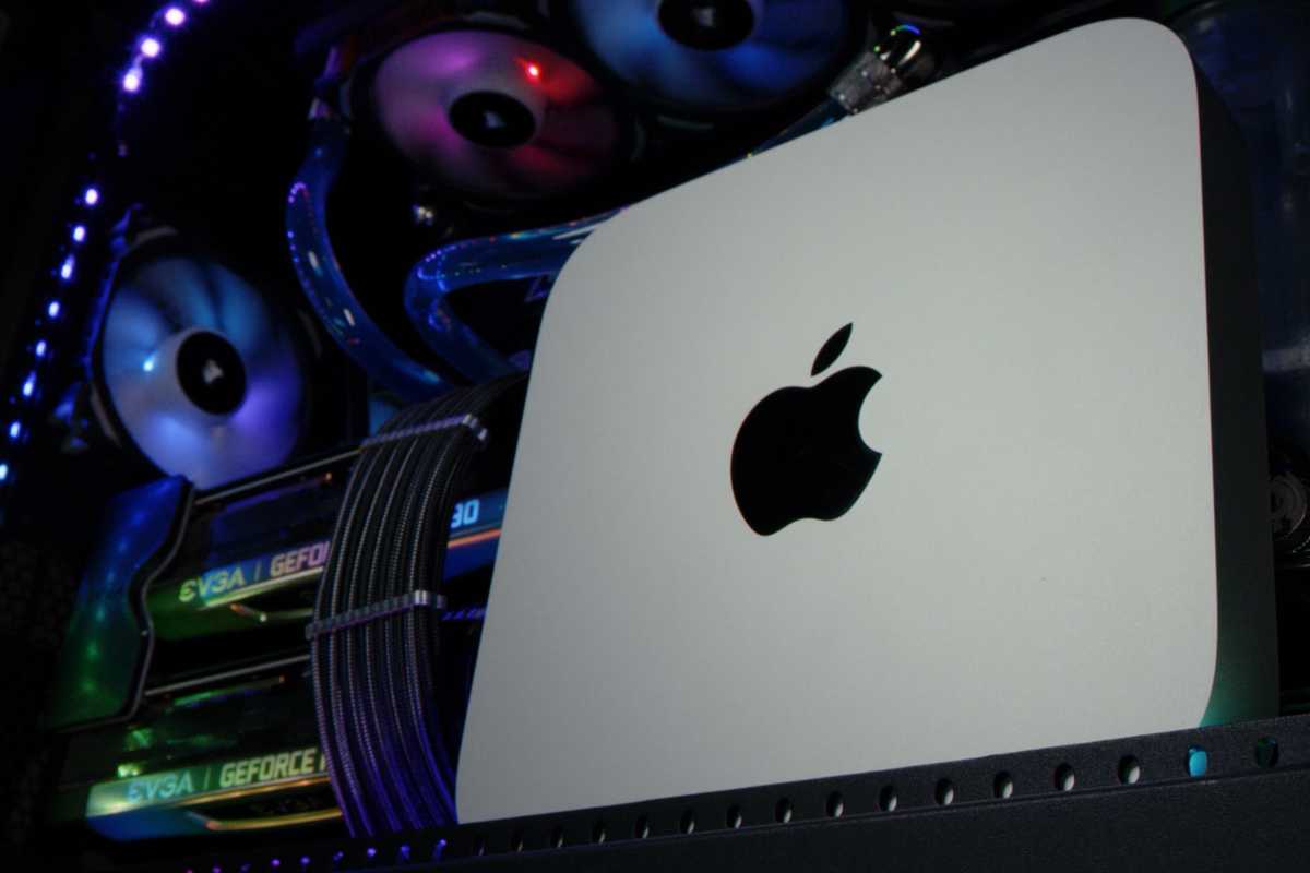 صورة مقربة لجهاز Mac Mini بجوار بطاقة الرسومات Nvidia GeForce RTX 4090