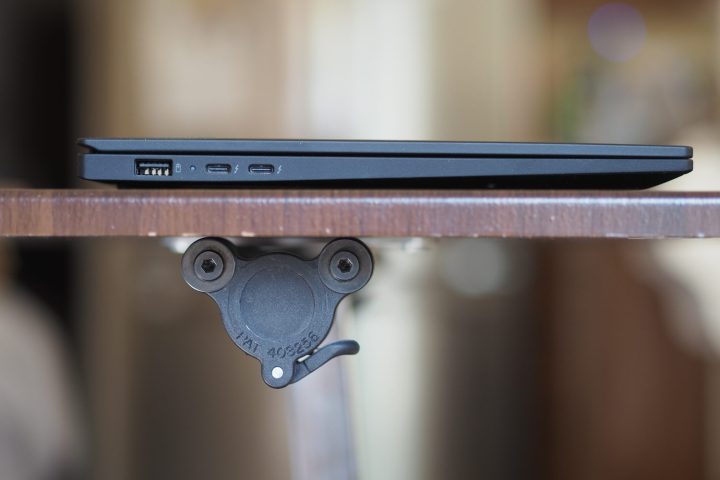 منظر الجانب الأيسر لجهاز Lenovo ThinkPad X1 Carbon Gen 13 يُظهر المنافذ.