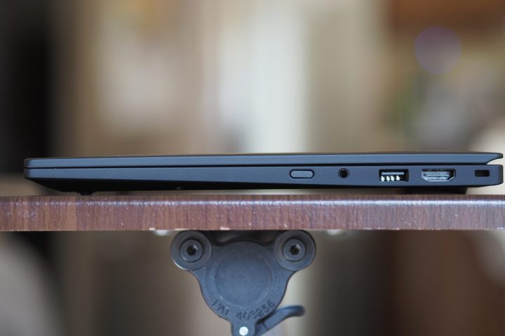 منظر الجانب الأيمن لجهاز Lenovo ThinkPad X1 Carbon Gen 13 يُظهر المنافذ.