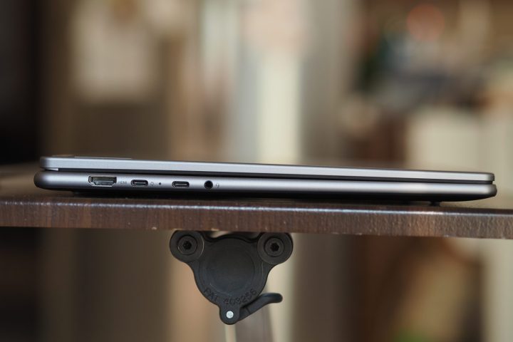 Lenovo Yoga 7 2-in-1 16 عرض الجانب الأيسر يوضح الموانئ.
