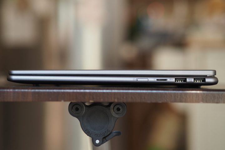 Lenovo Yoga 7 2-in-1 16 عرض الجانب الأيمن يوضح المنافذ.