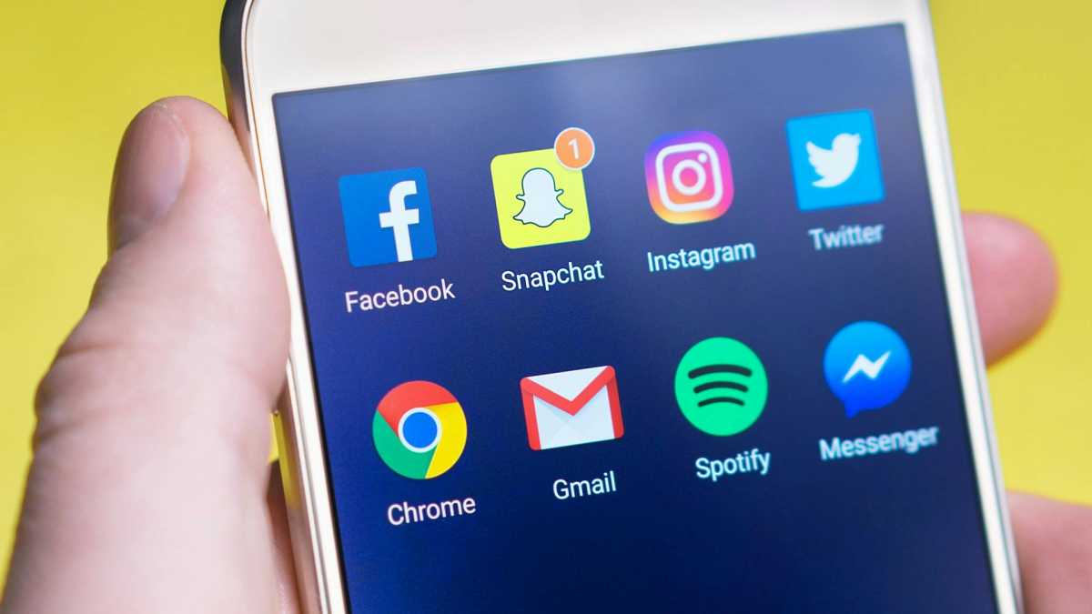 التطبيقات الشائعة مثل Facebook وSnapchat وInstagram وGmail على الهاتف