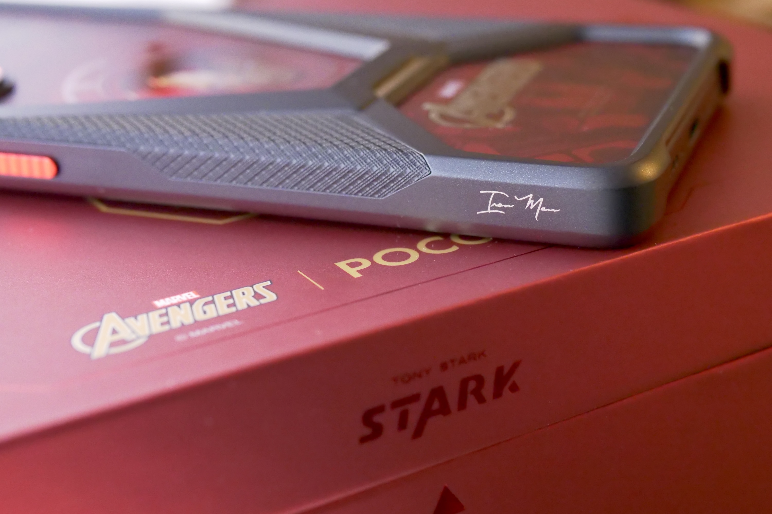 توقيع Iron Man على Poco X7 Pro - علبة Iron Man Edition.