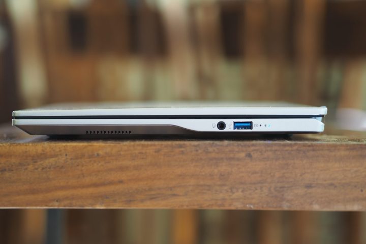 Acer Swift 14 AI AMD عرض الجانب الأيمن يوضح المنافذ.