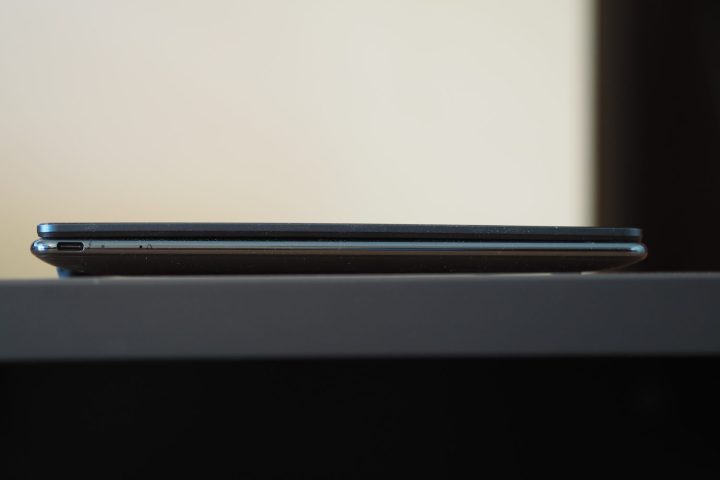 Lenovo Yoga Slim 9i 14 Gen 10 عرض الجانب الأيسر يوضح الموانئ.