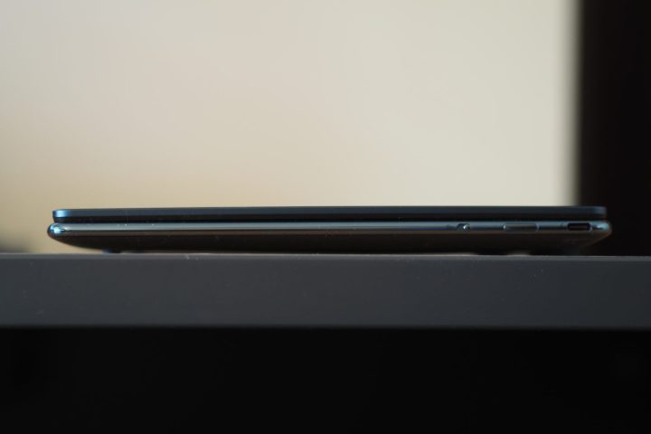 Lenovo Yoga Slim 9i 14 Gen 10 عرض الجانب الأيمن يوضح الموانئ.