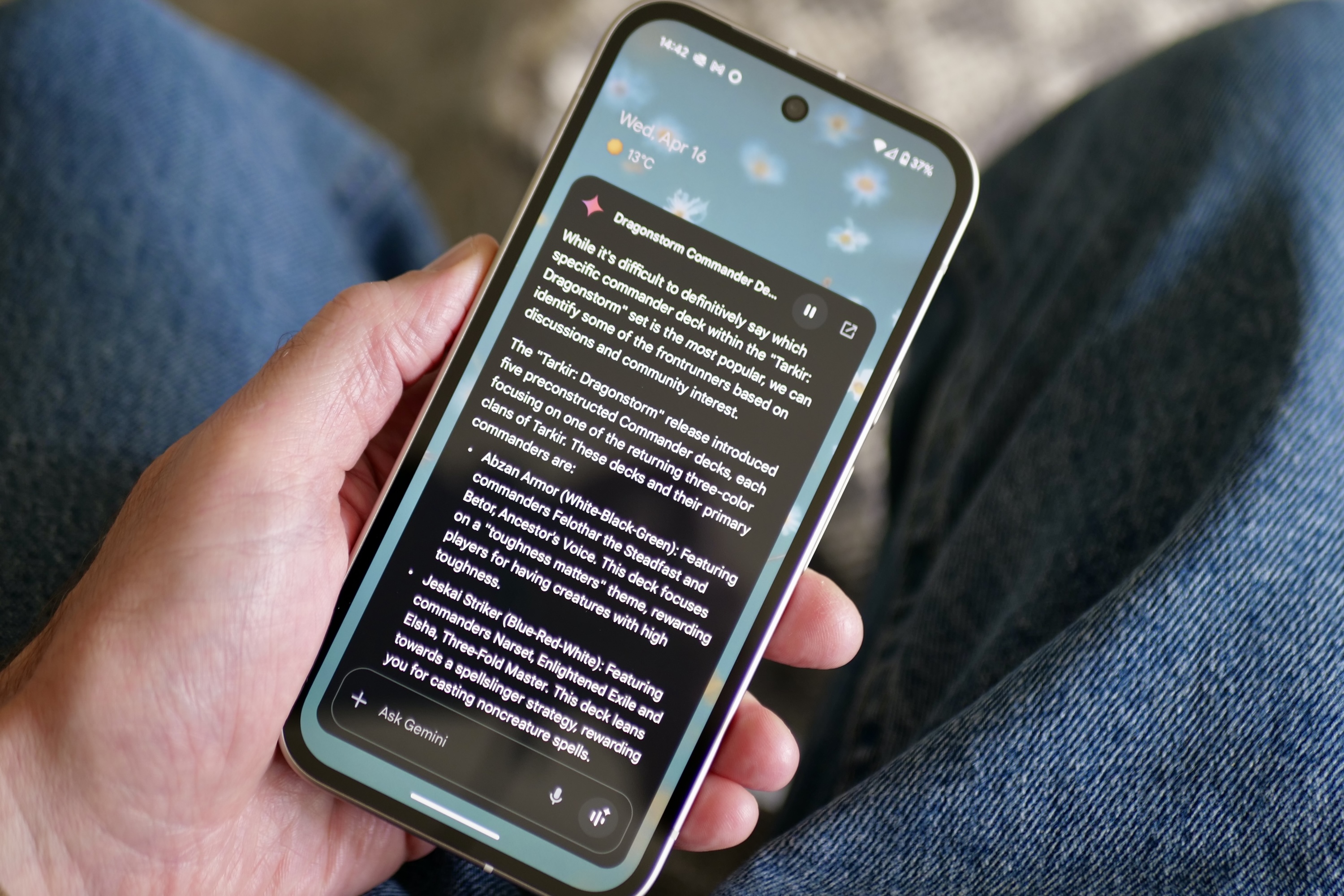 شخص يستخدم Google Gemini على Google Pixel 9A.