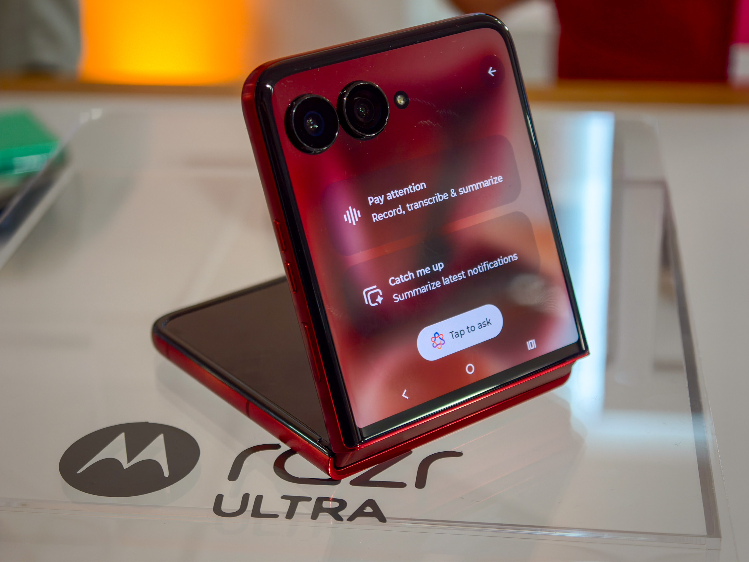 Moto Razr Ultra 2025 في Rio Red