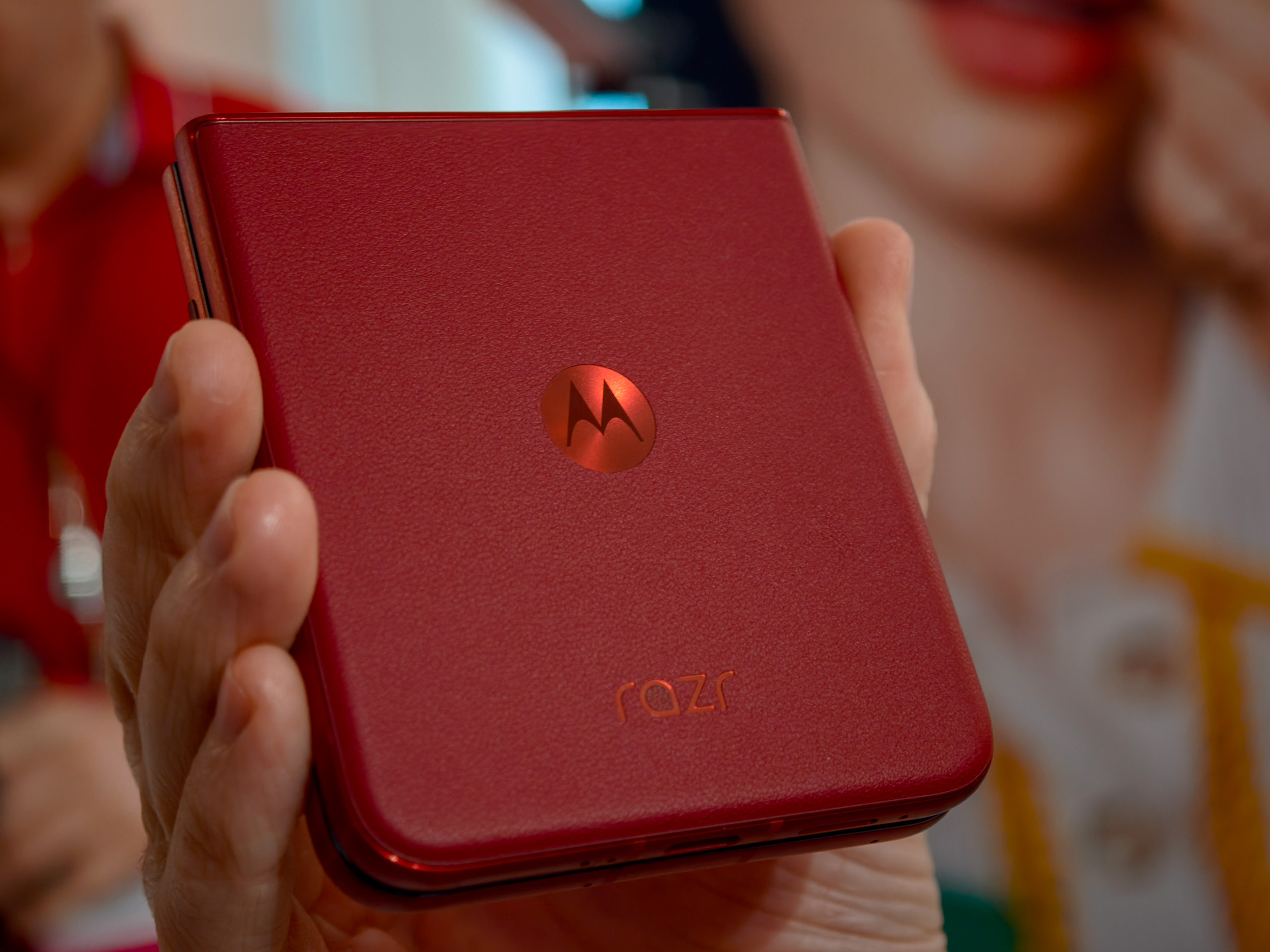 Moto Razr Ultra 2025 في Rio Red