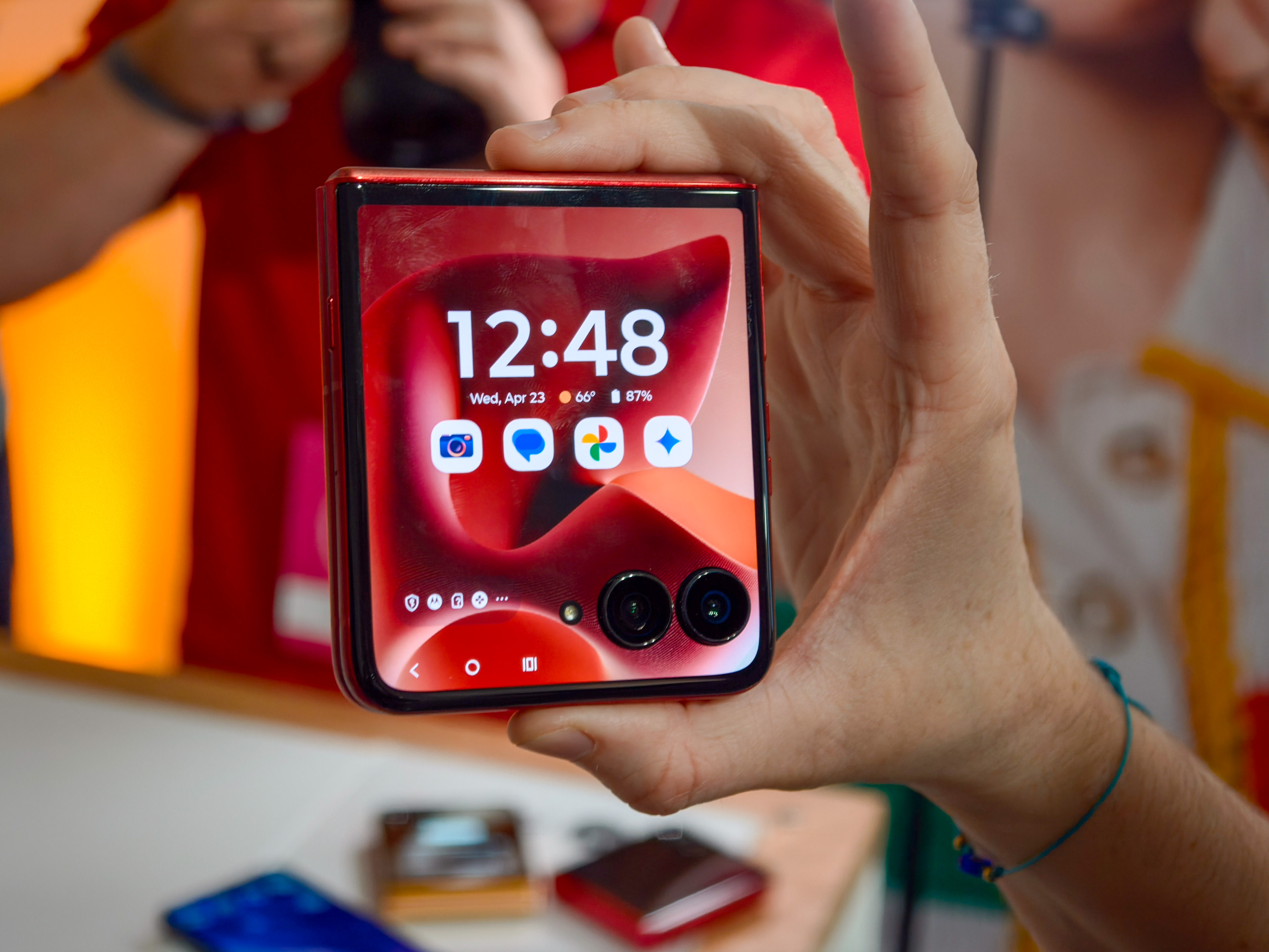 Moto Razr Ultra 2025 في Rio Red