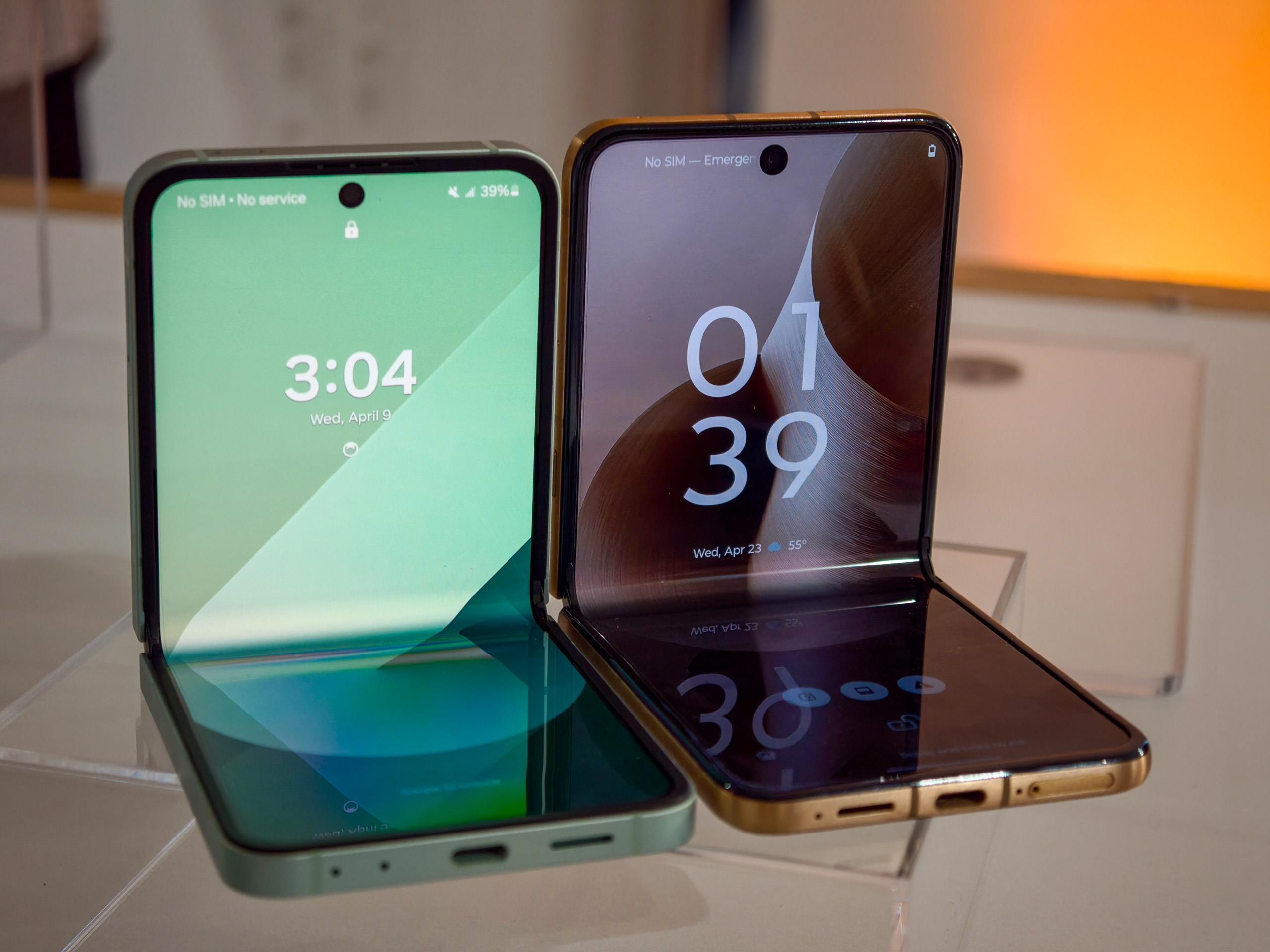 Galaxy Z Flip 6 مقابل Moto Razr Ultra 2025 تجعد تكشف