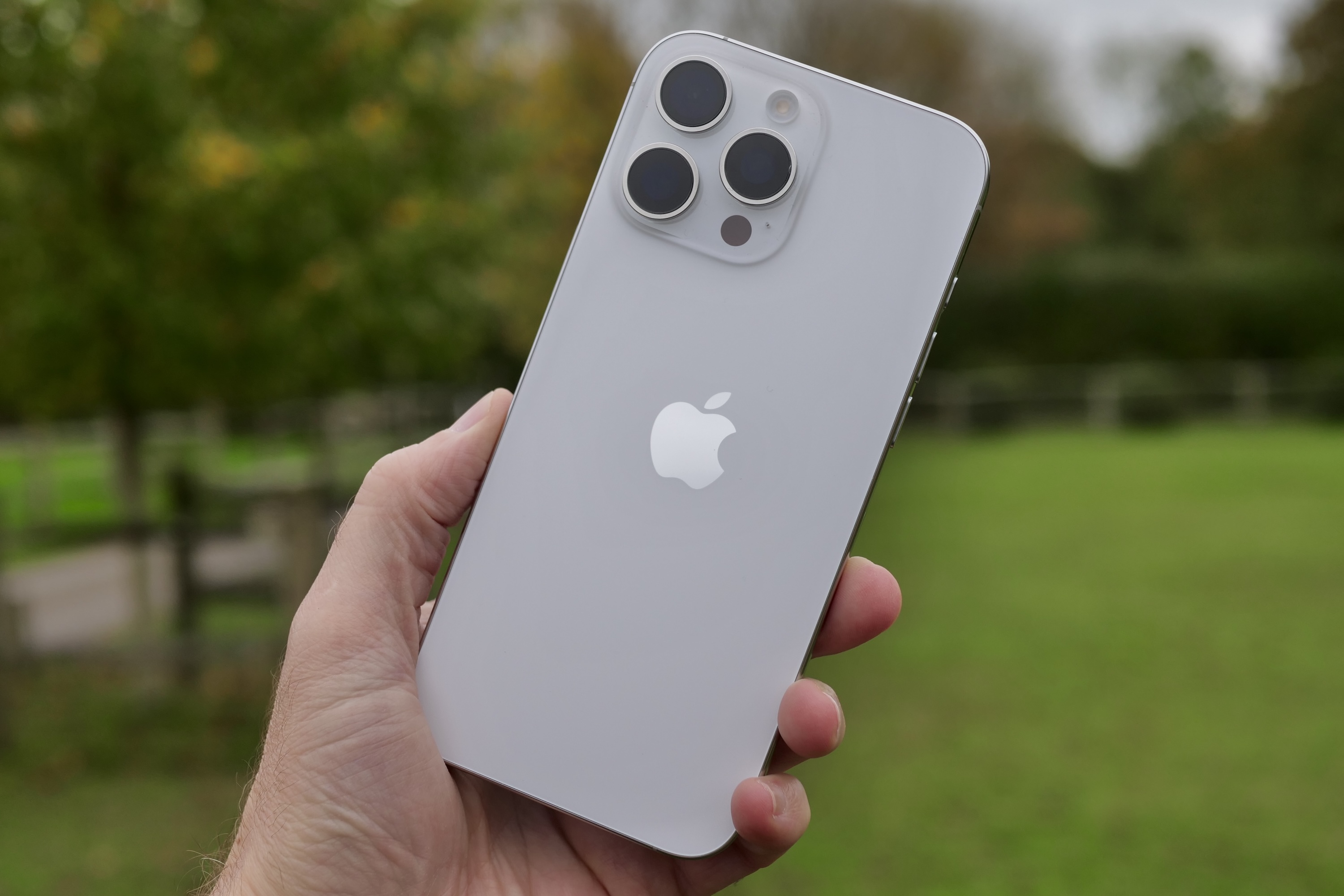 شخص يحمل Apple iPhone 16 Pro Max.