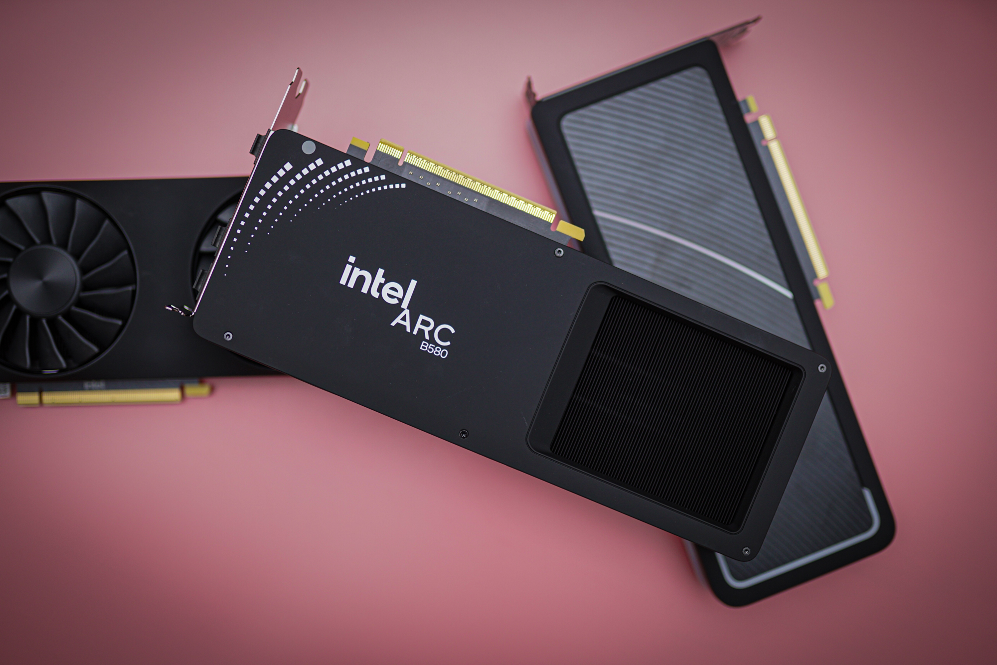 الجزء الخلفي من بطاقة الرسومات Intel ARC B580.