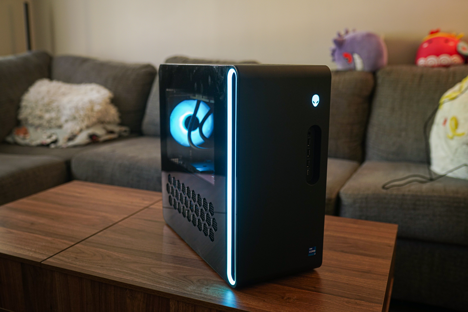 Alienware Aurora R16 يجلس على طاولة القهوة.