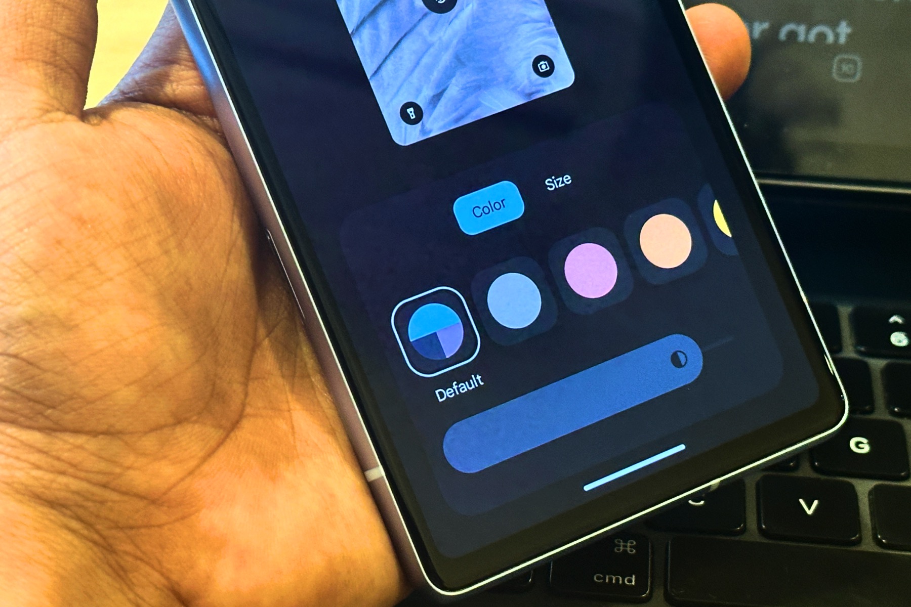 تلوين العاتق وتغيير حجم الأيقونة في Android 14.