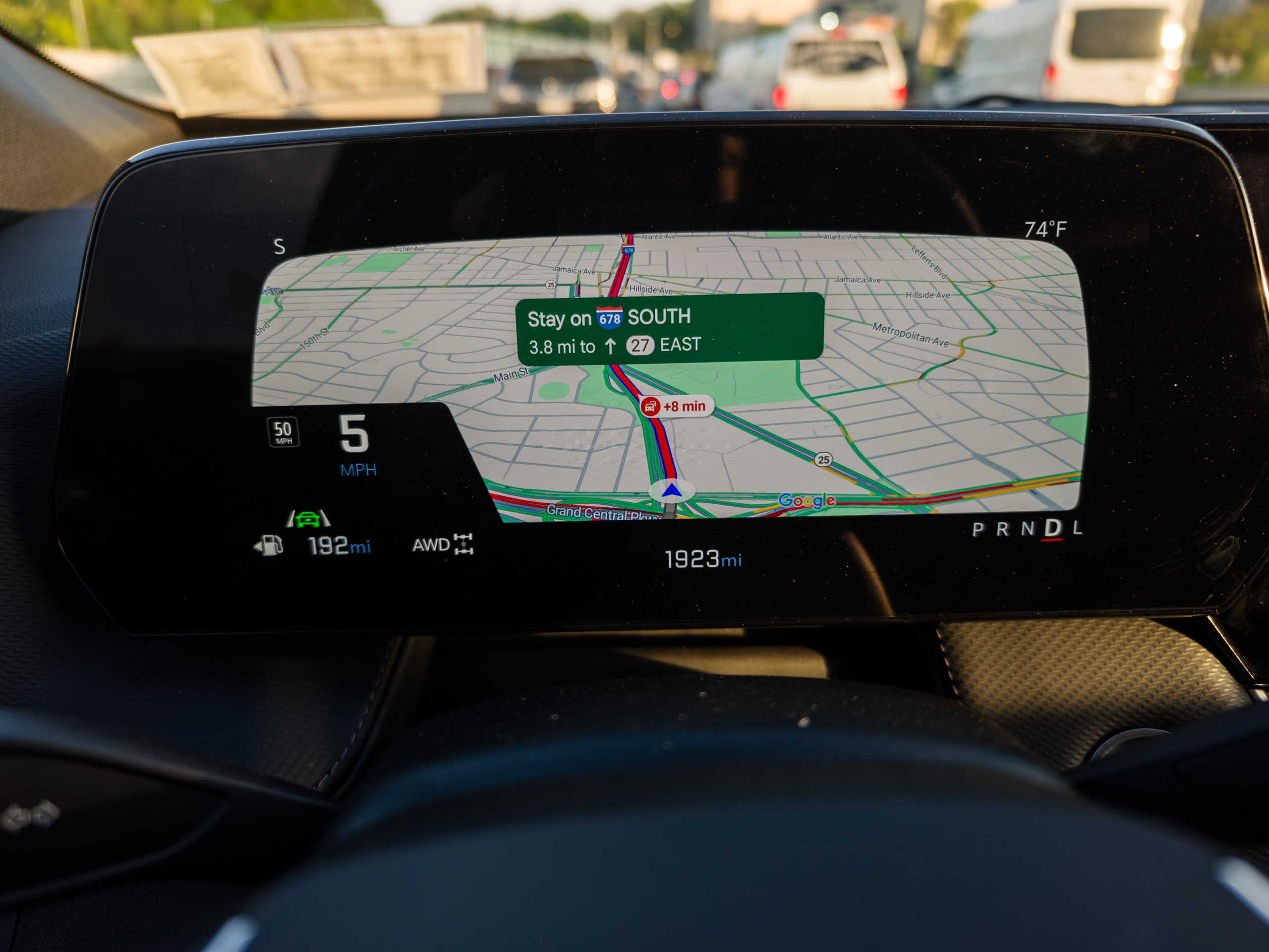 خرائط Google الأصلية في ملء الشاشة على الشاشة الثانية للسائق على Chevy Equinox 2025