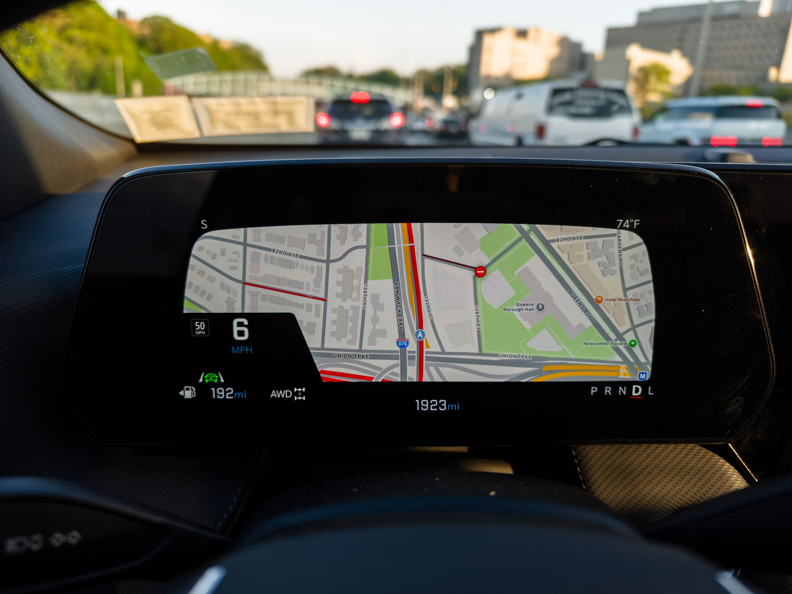 خرائط Apple CarPlay في ملء الشاشة على شاشة برنامج التشغيل الثانية على Chevy Expenox 2025
