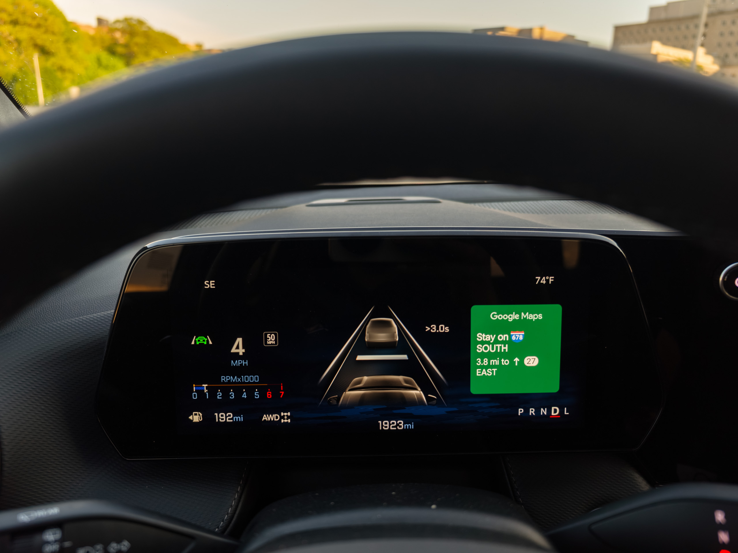العرض الرقمي للسائق يعرض التنقل في خرائط Google إلى جانب المسافة إلى السيارة ورحلة معلومات عن Chevy Expenox 2025 SUV
