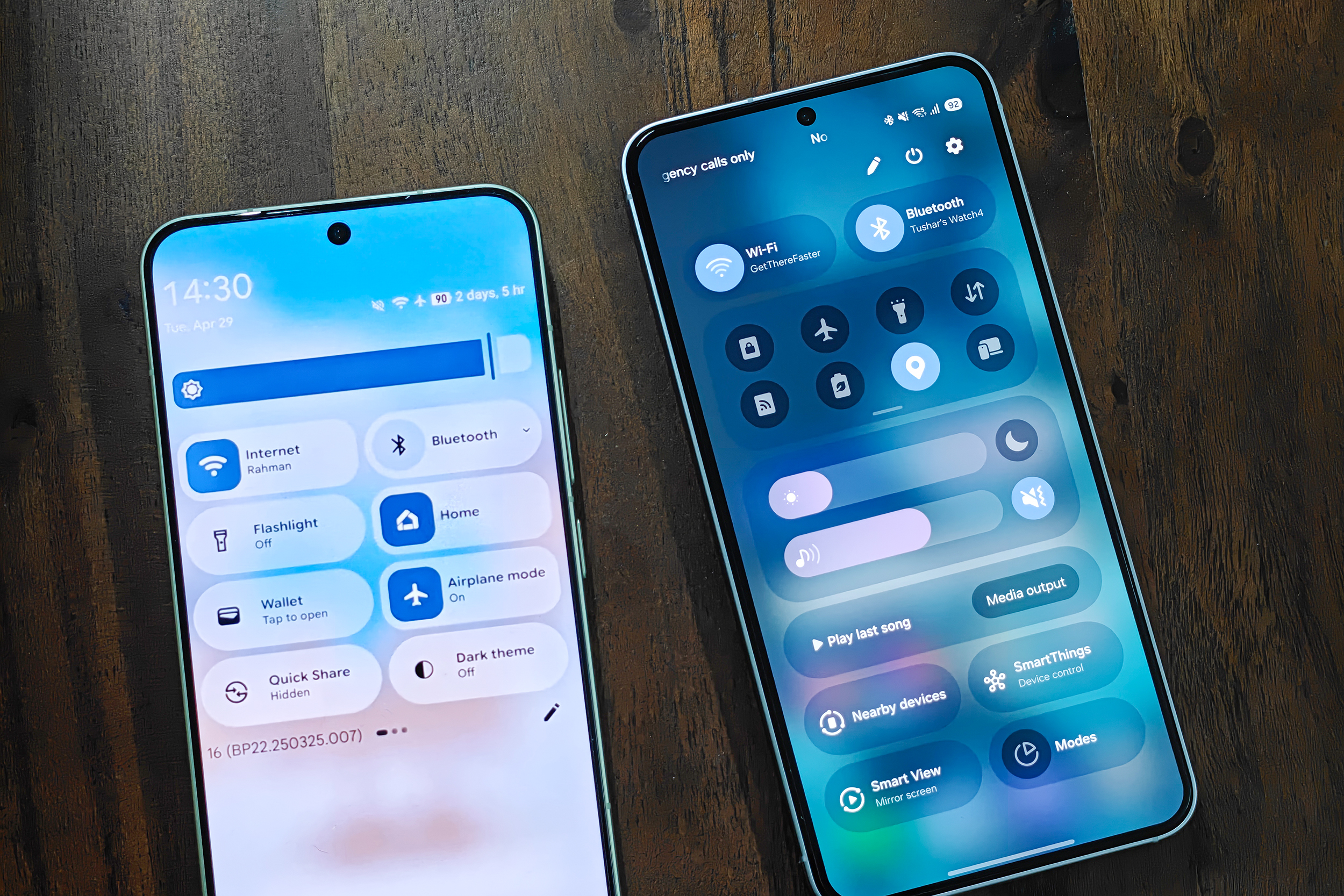 قوائم الإعدادات السريعة في إعادة تصميم Android التي تم تسريبها مقارنة مع واجهة المستخدم 7 على Samsung Galaxy S25.