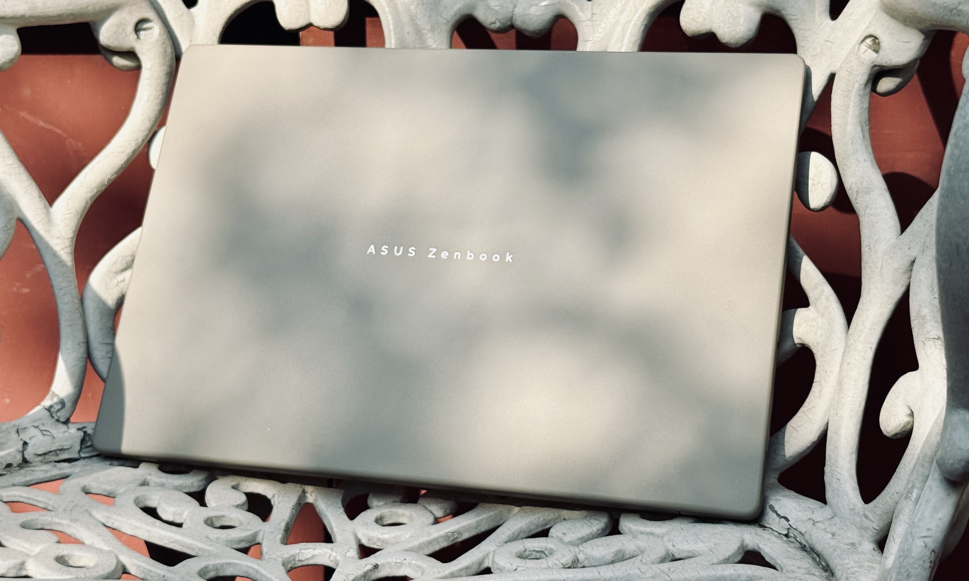 Asus Zenbook A14 الكمبيوتر المحمول على كرسي.