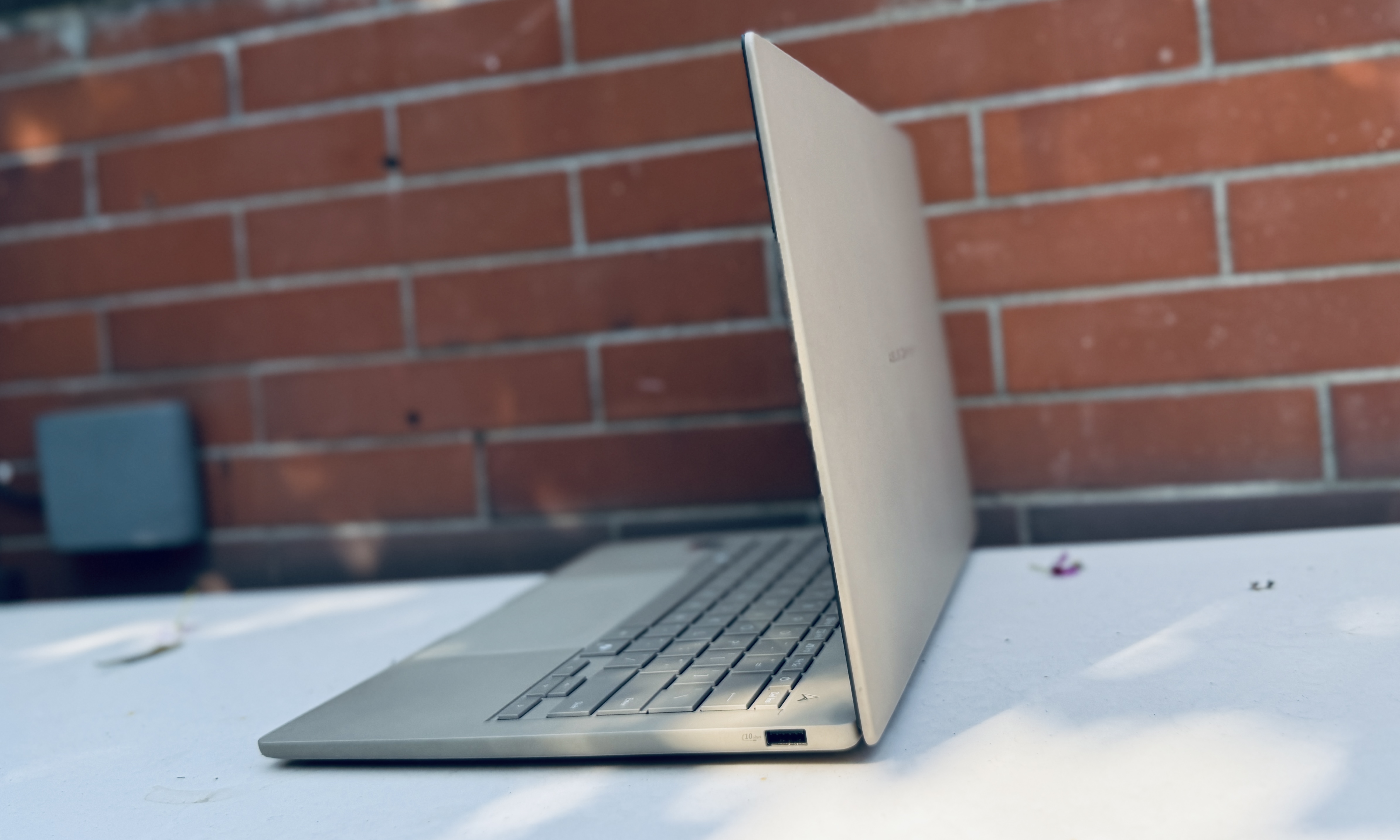 منظر الزاوية لجهاز الكمبيوتر المحمول Asus Zenbook A14 مع غطاء مفتوح.
