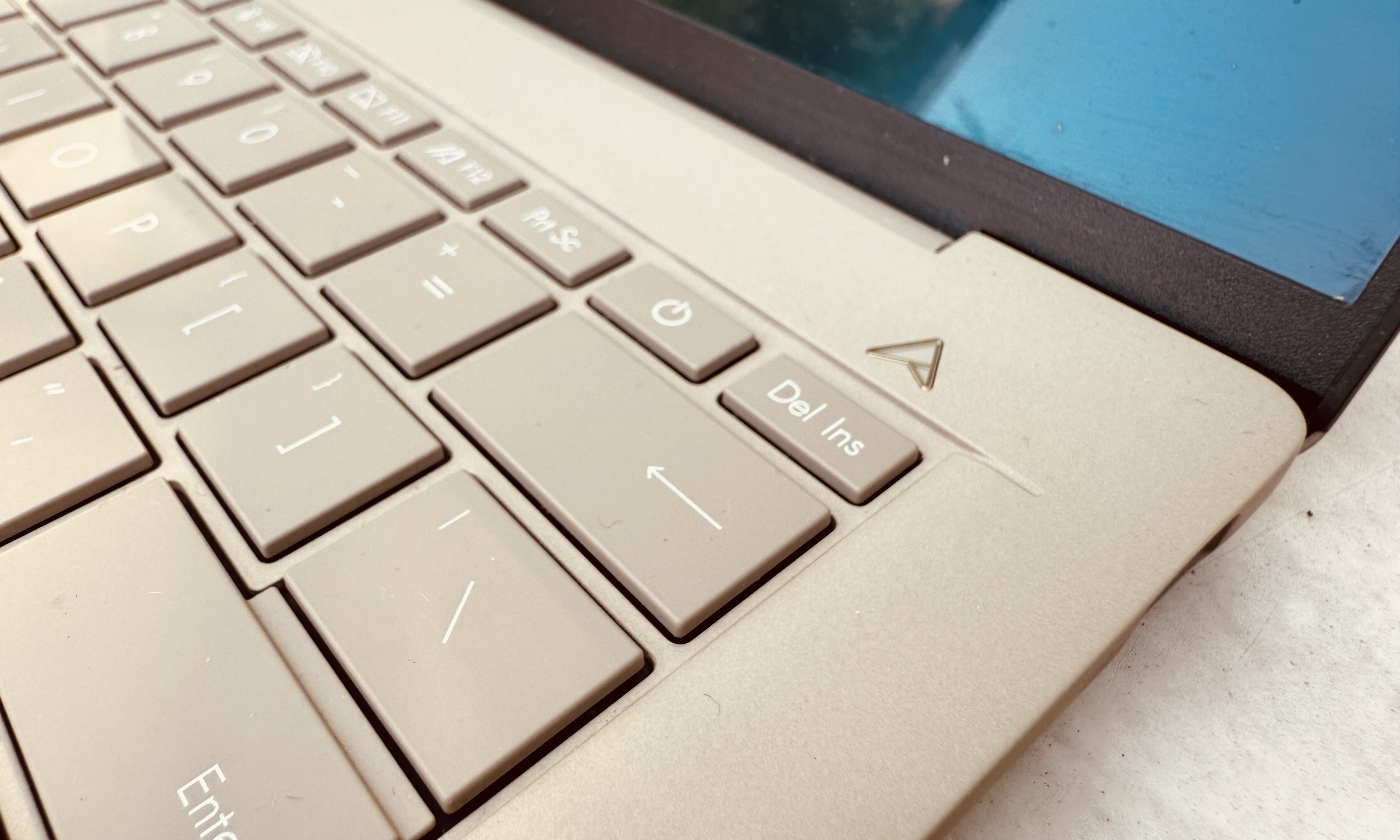 عرض المقربة للمفاتيح على جهاز الكمبيوتر المحمول Asus ZenBook A14.