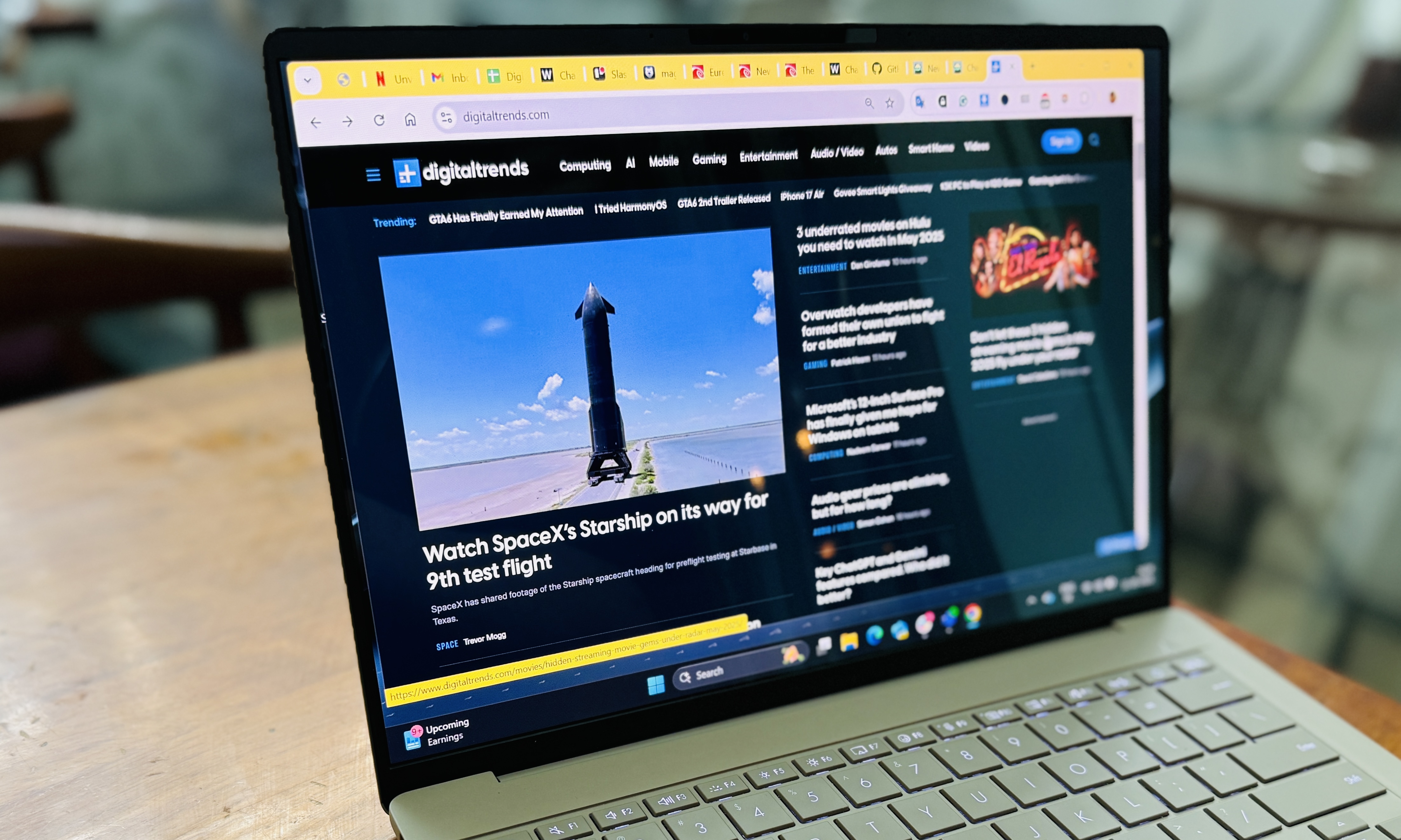 تصفح موقع ويب على جهاز الكمبيوتر المحمول Asus Zenbook A14.