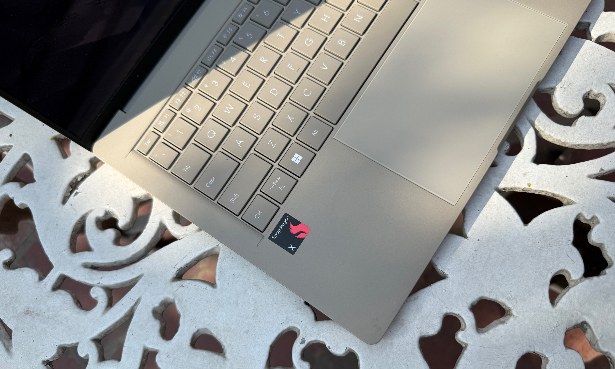 Snapdragon Label على جهاز الكمبيوتر المحمول Asus Zenbook A14.