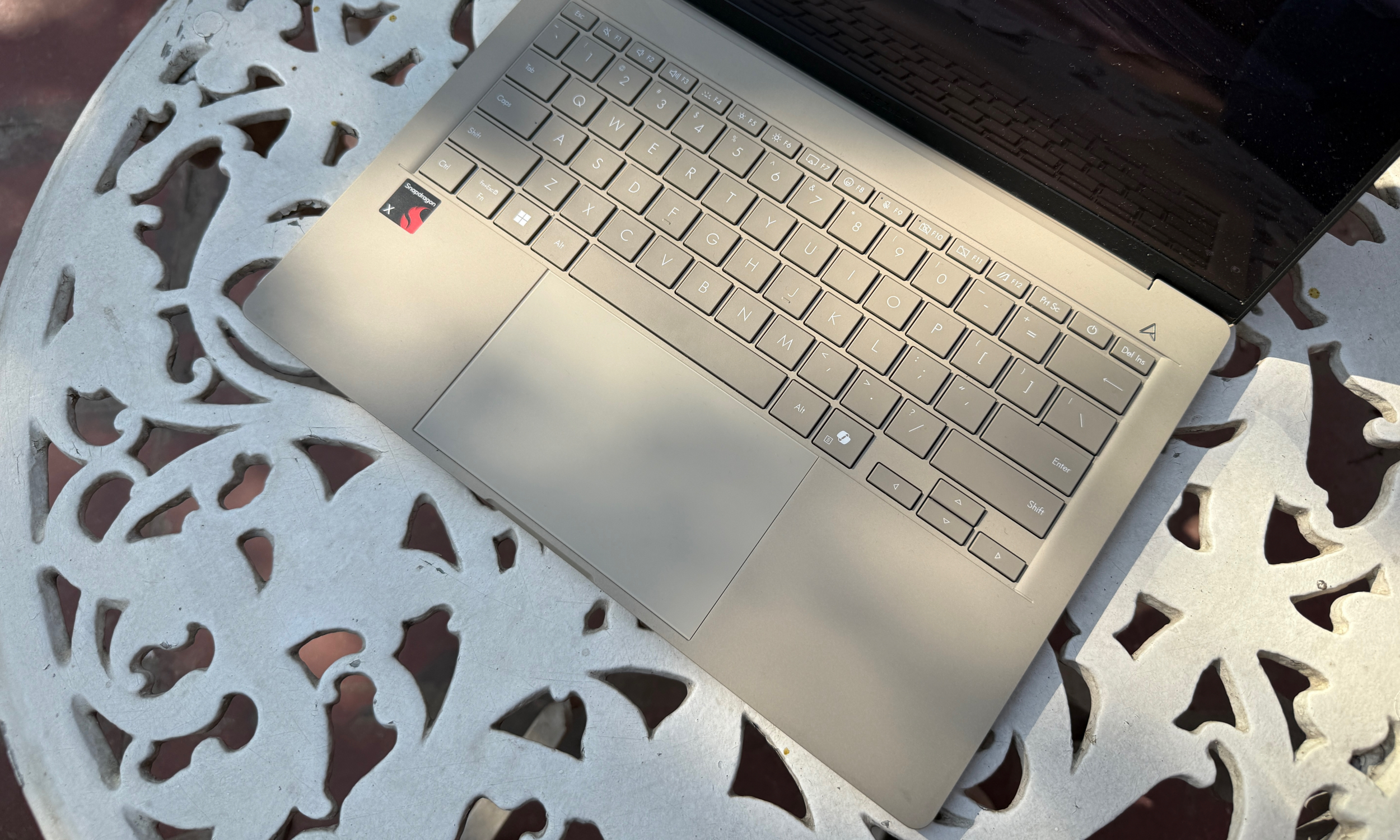 طريقة عرض لوحة المفاتيح على جهاز الكمبيوتر المحمول ASUS ZenBook A14.