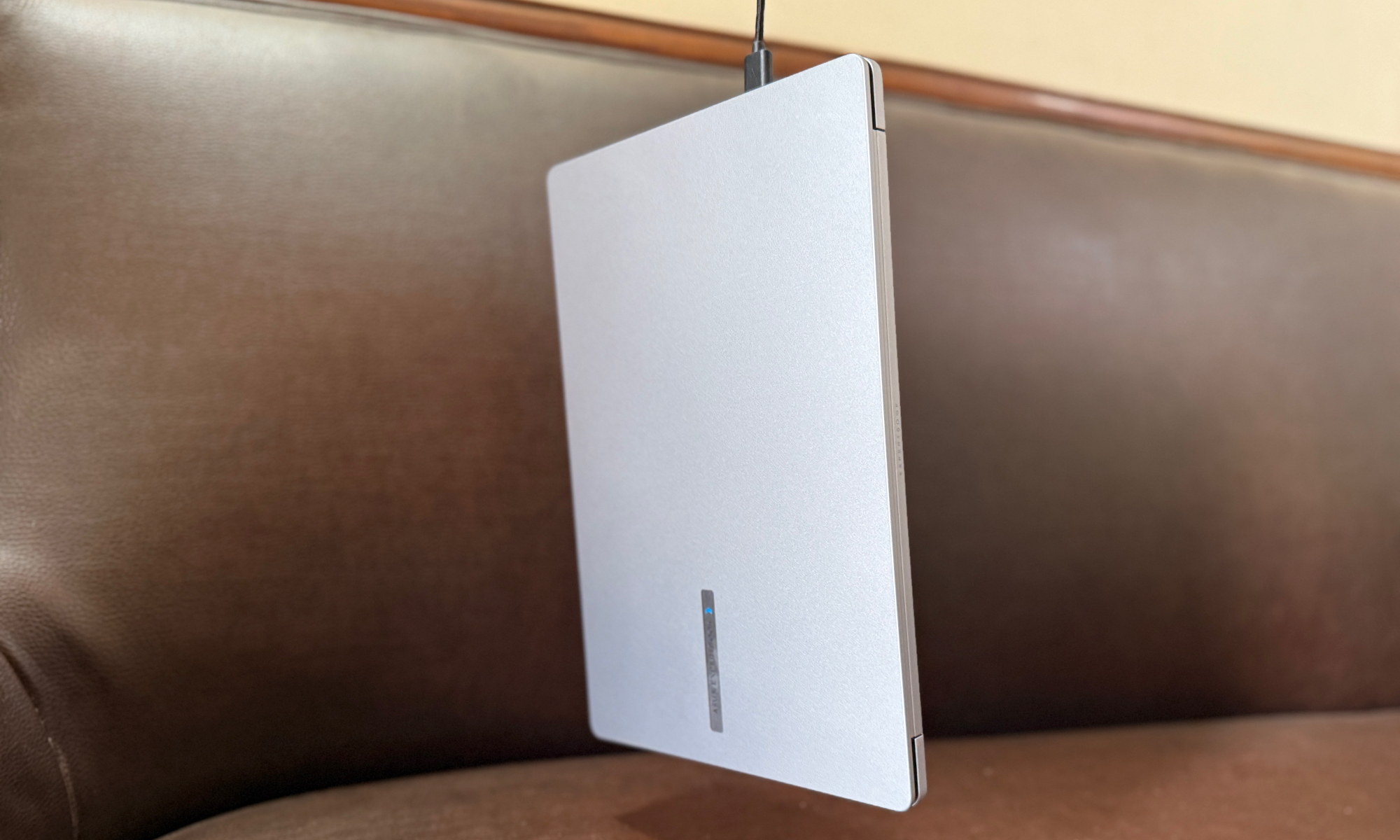 ASUS Expertbook P1 معلقة بواسطة منفذ USB.