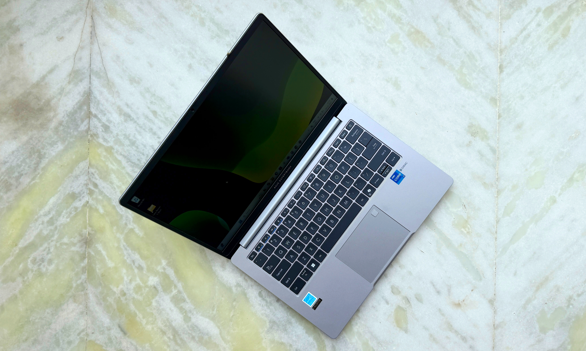 منظر الأعلى لسطح لوحة المفاتيح على ASUS Expertbook P1.