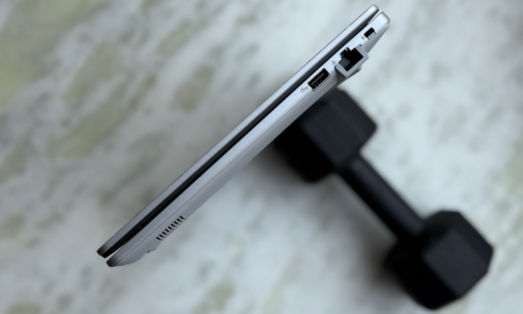 الموانئ على الحافة اليمنى من ASUS Expertbook P1.