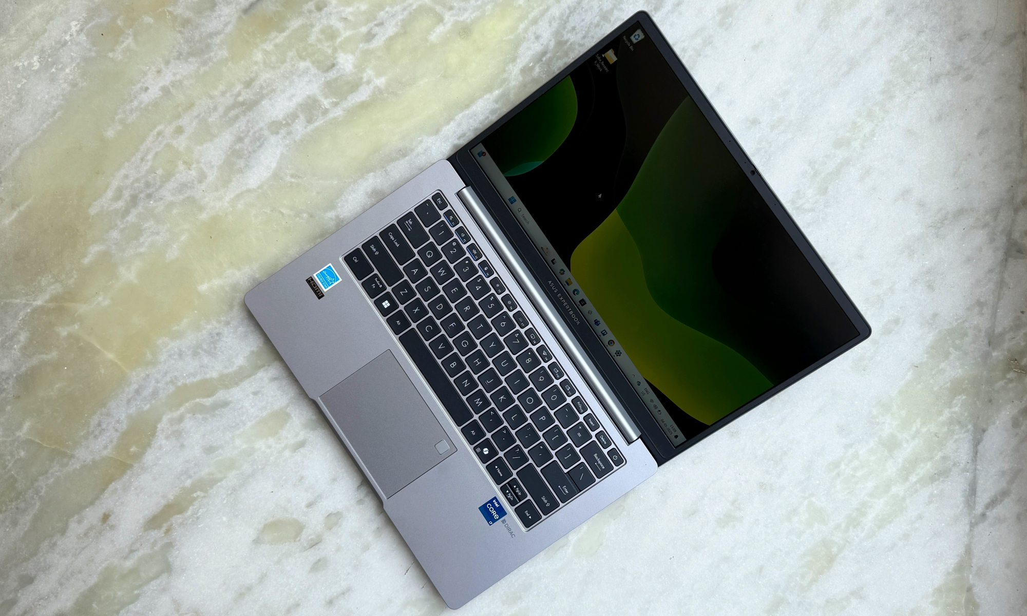 عرض المحتوى على ASUS Expertbook P1.
