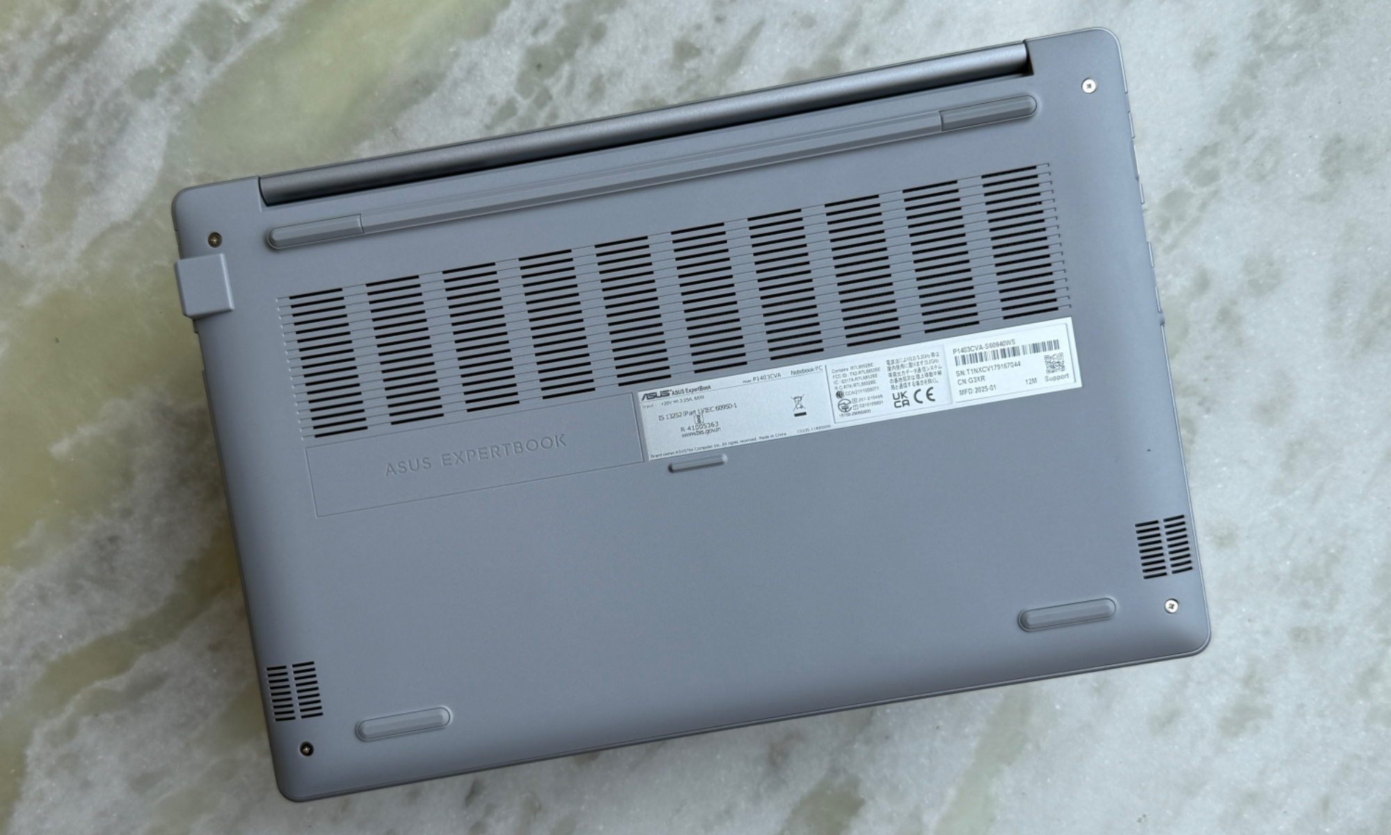 الجانب السفلي من ASUS Expertbook P1.