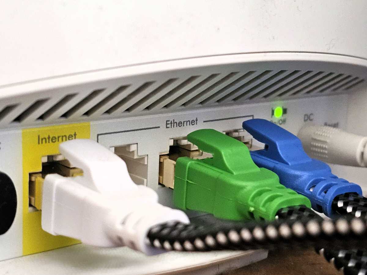 CAT8 كابلات Ethernet متصلة بجهاز التوجيه
