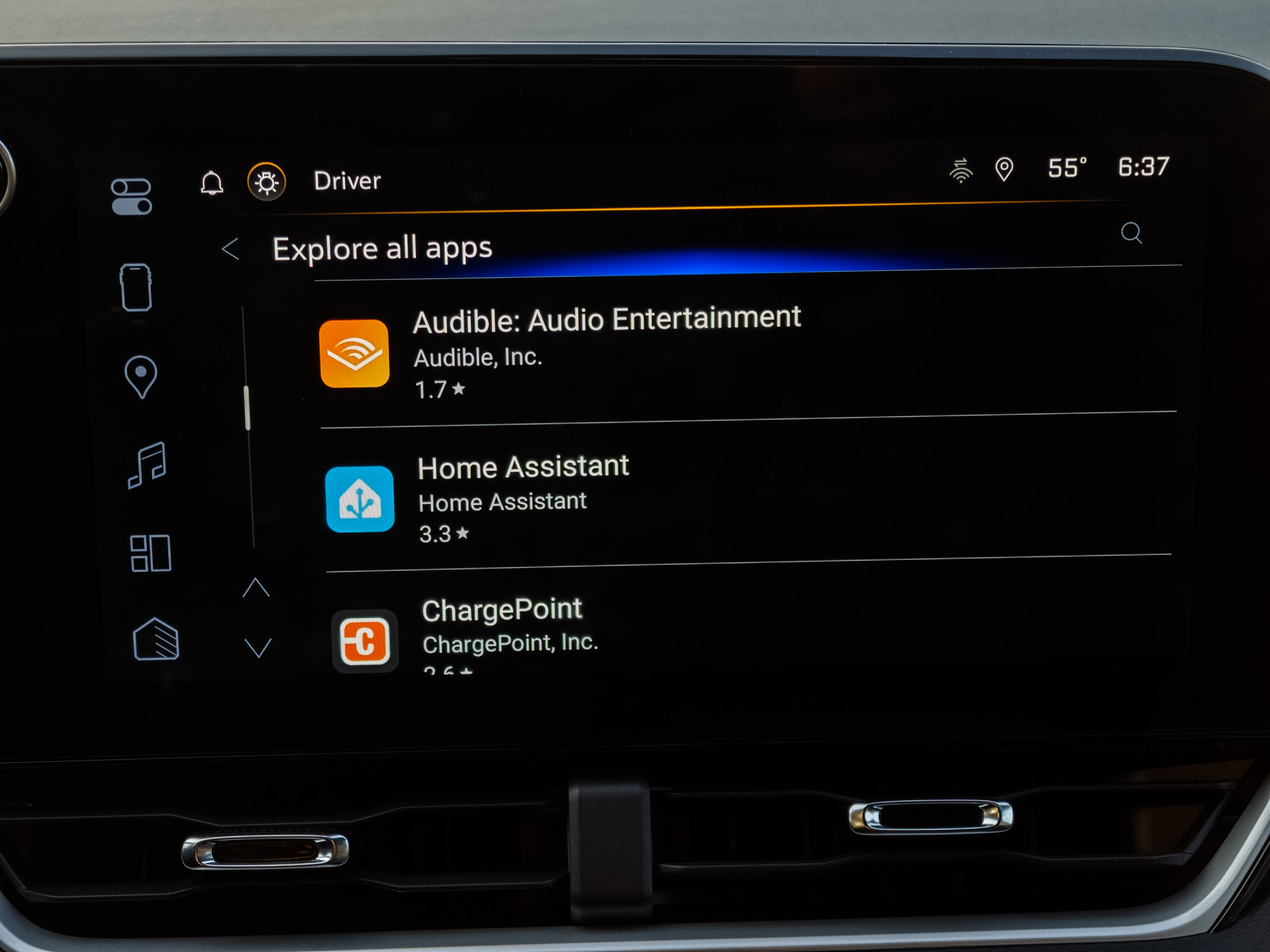 متجر Google Play الذي يعمل على Android Automotive على Chevy Equinox 2025