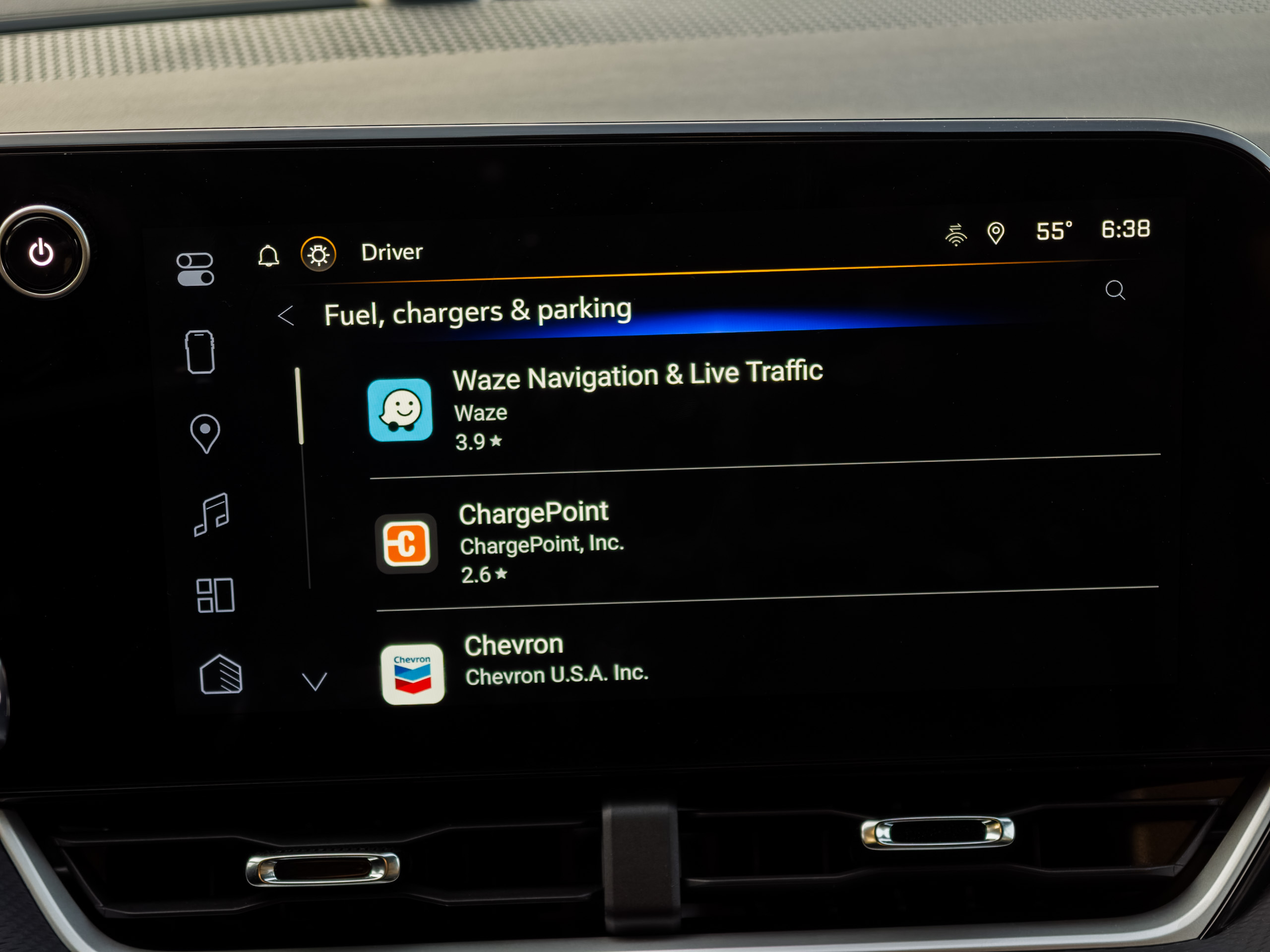 متجر Google Play الذي يعمل على Android Automotive على Chevy Equinox 2025