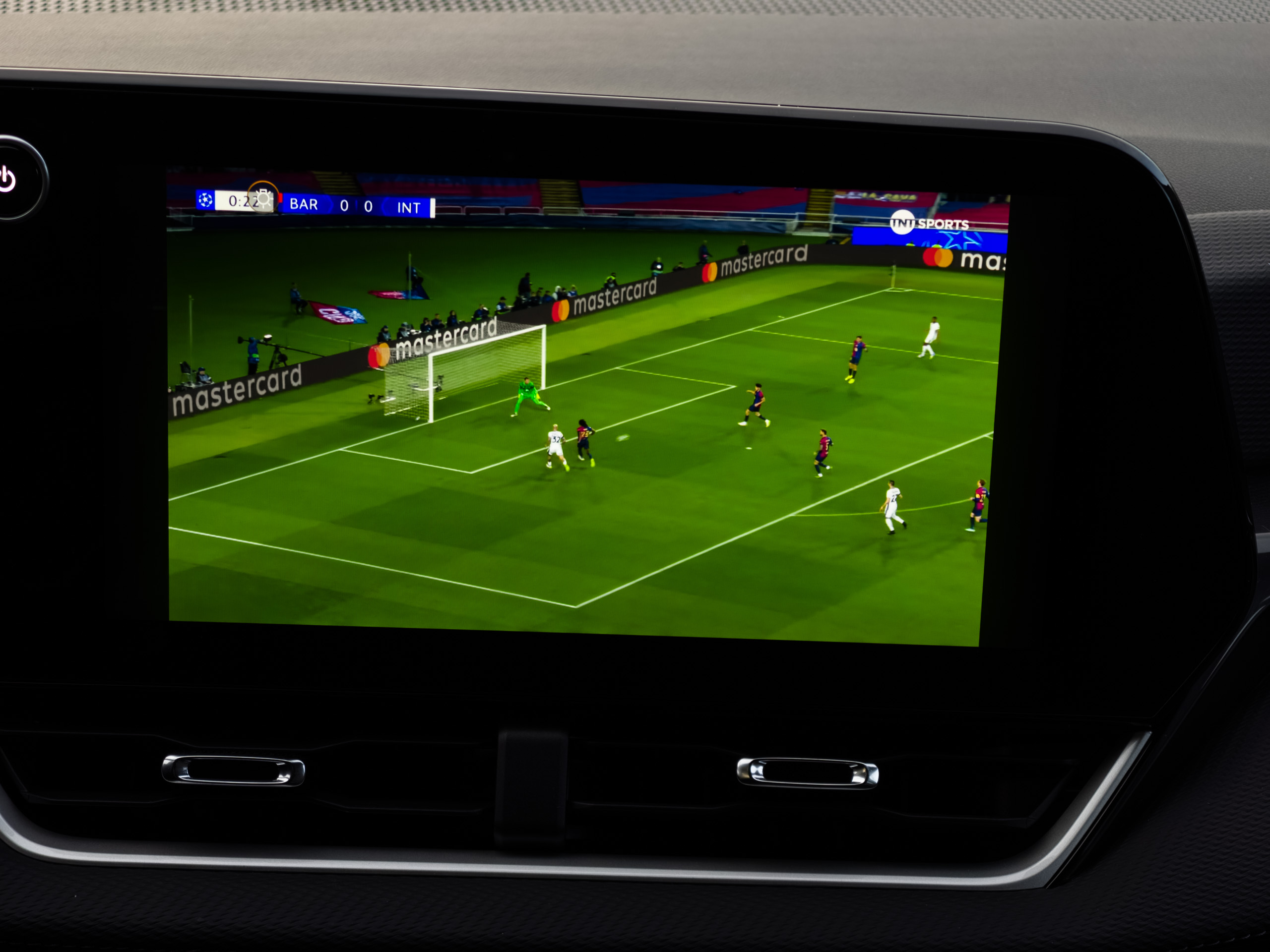 YouTube يعمل على Android Automotive على Chevy Equinox 2025