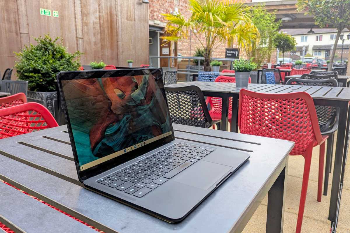 يتم استخدام جهاز الكمبيوتر المحمول Chromebook في مقهى في الهواء الطلق