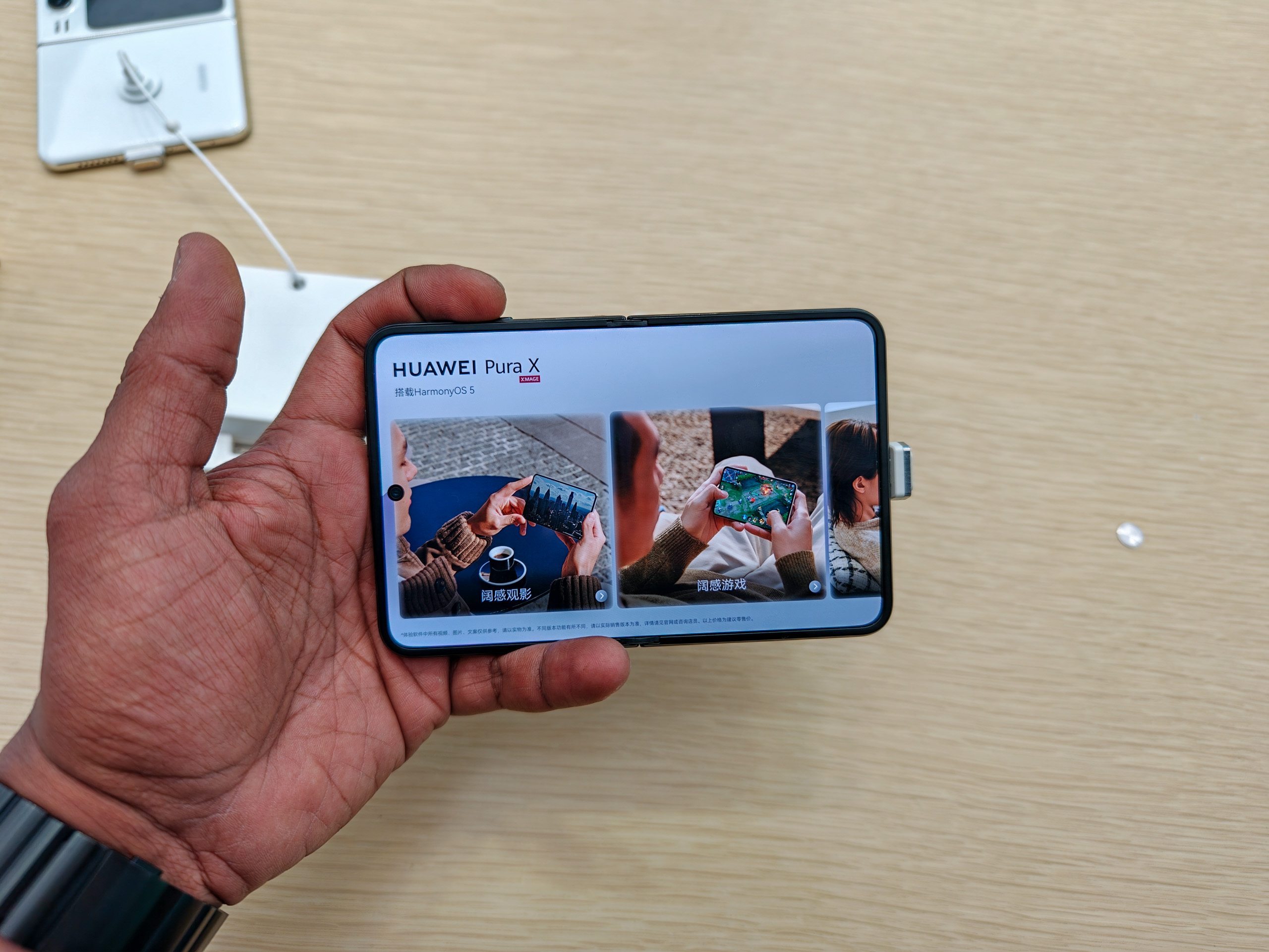Huawei Pura X باللون الأبيض الشاشة المفتوحة تدور