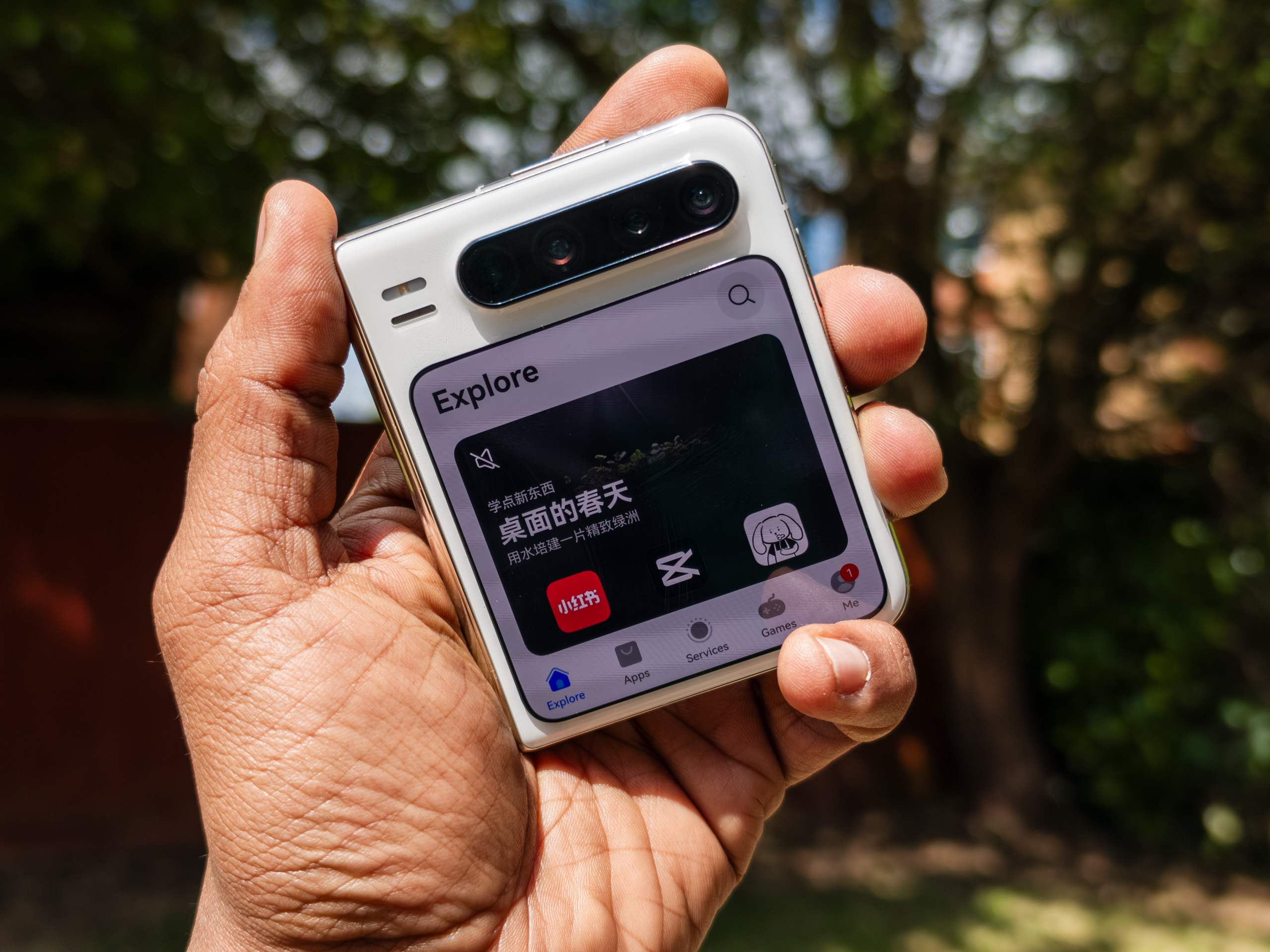 معرض التطبيق على شاشة الغلاف على Huawei Pura X Running Harmonyos Next