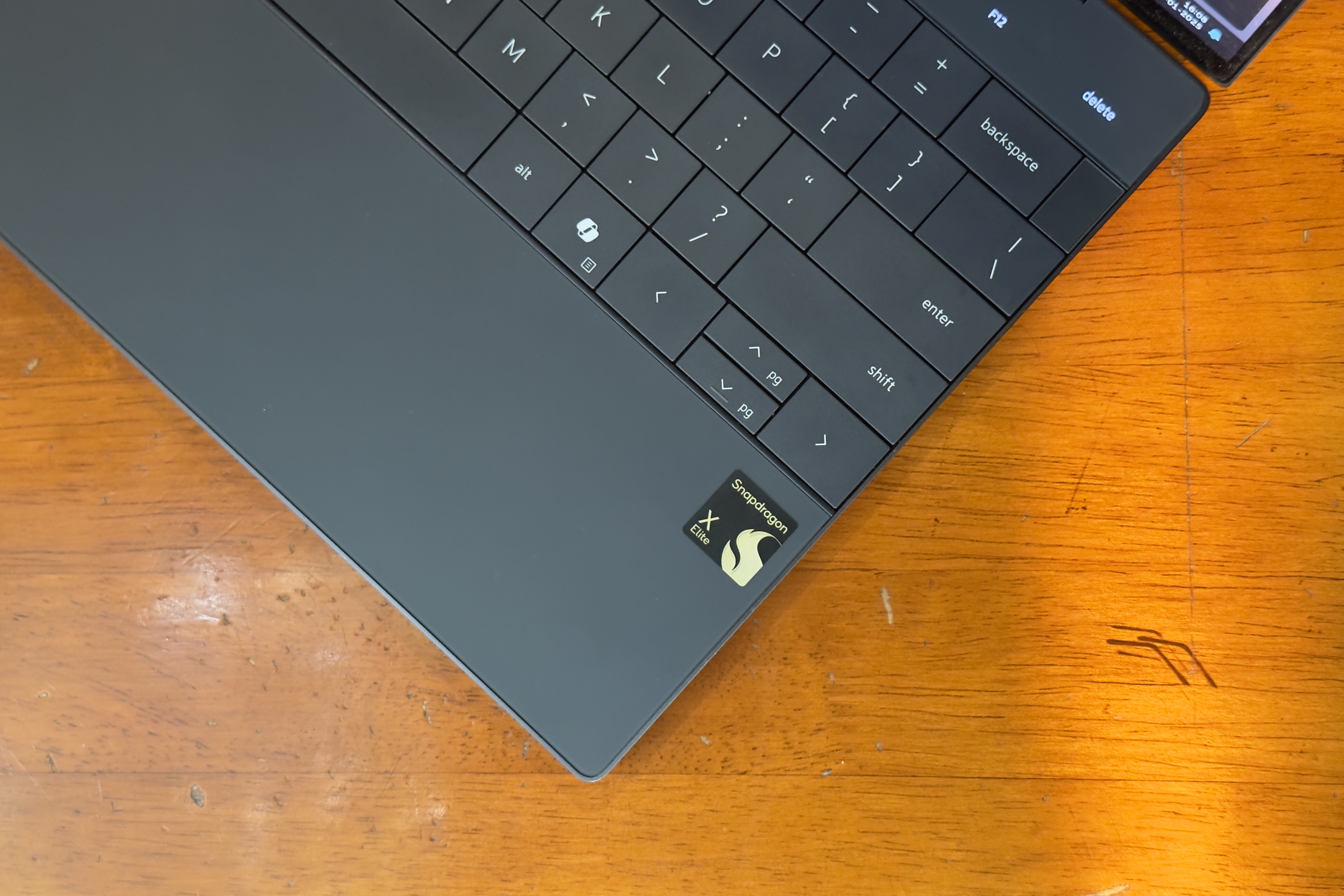 ركز على شعار السيليكون فوق غطاء Dell XPS 13 مع معالج Snapdragon X Elite.